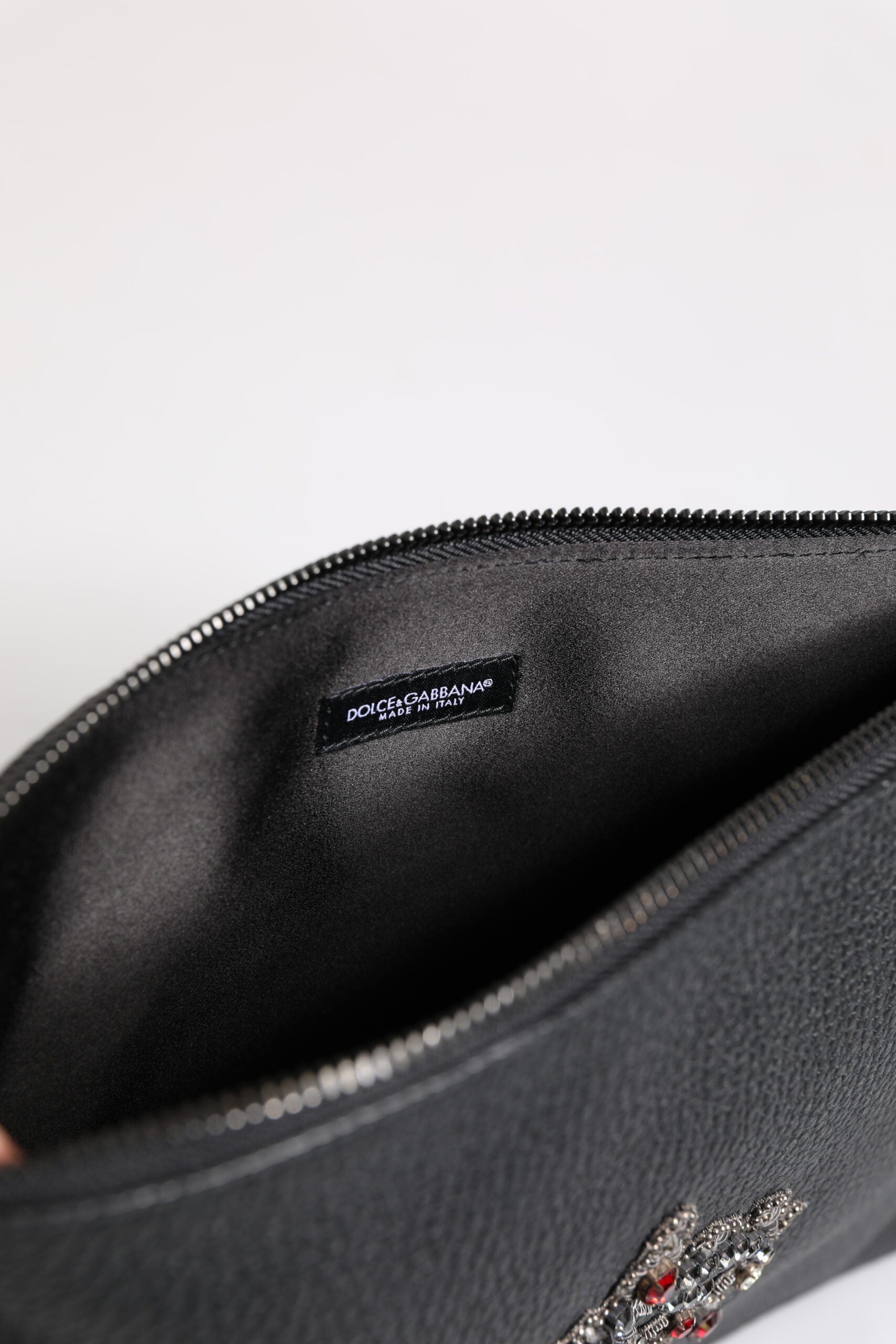 حقيبة كلاتش دولتشي آند غابانا سوداء من جلد العجل مزينة بتاج