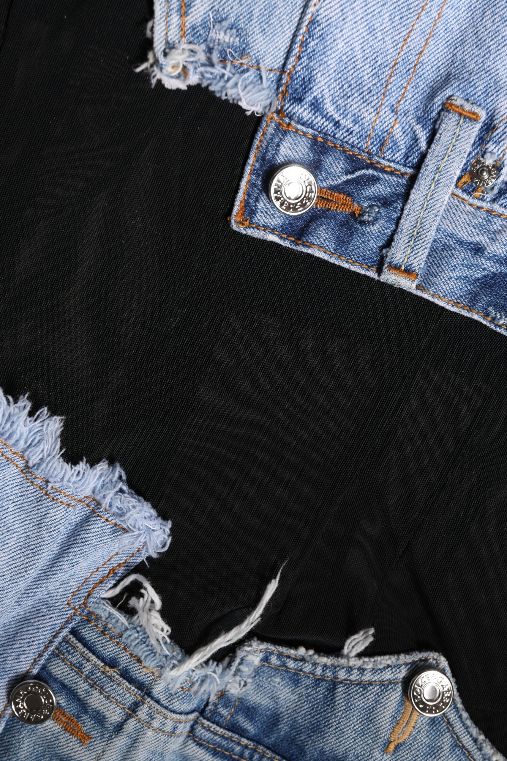 فستان دولتشي آند غابانا قصير من الجينز باللون الأسود والأزرق بدون أكمام