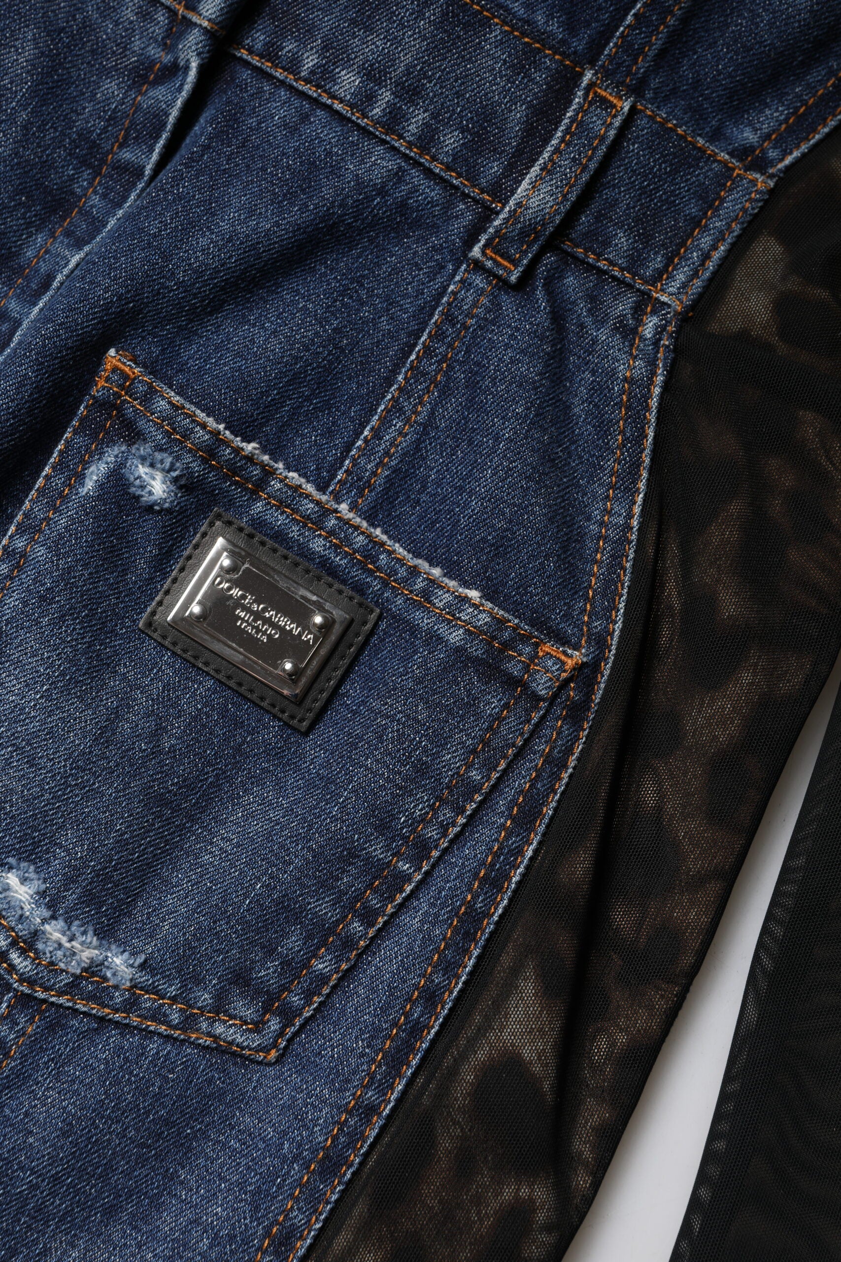 فستان دولتشي آند غابانا قصير من الجينز بأكمام طويلة باللون الأسود والأزرق