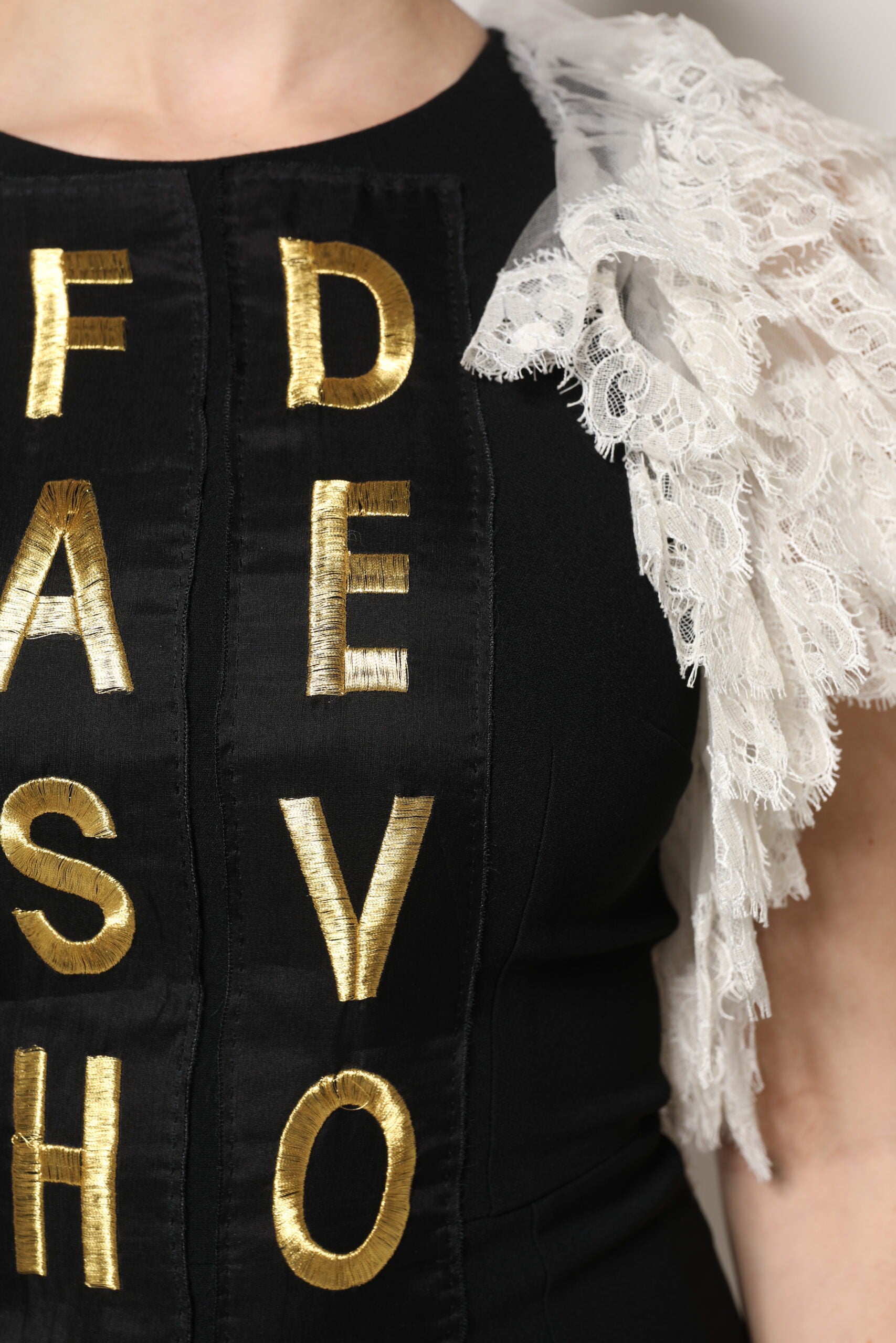 فستان دولتشي آند غابانا الأسود المزين بنقشة ديفوشن ميني