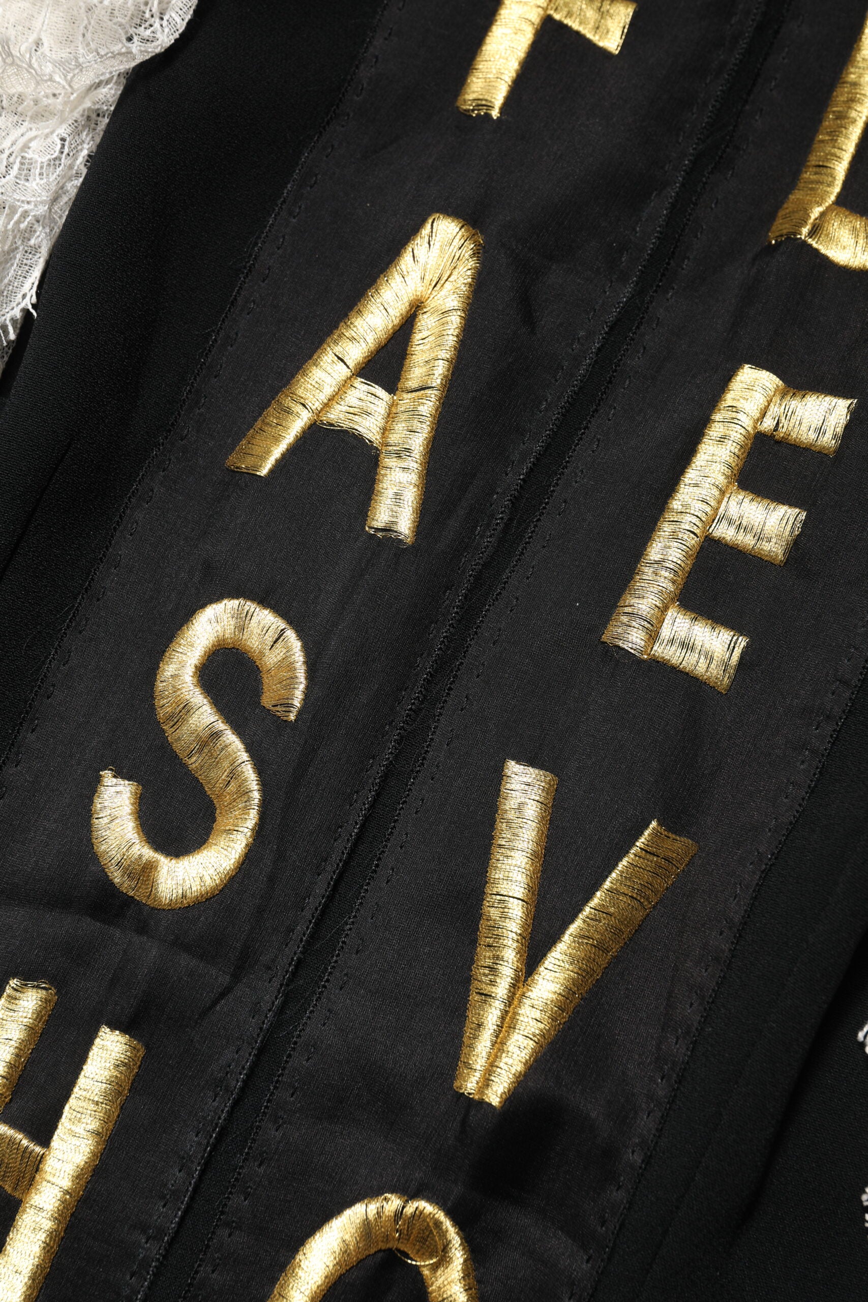 فستان دولتشي آند غابانا الأسود المزين بنقشة ديفوشن ميني