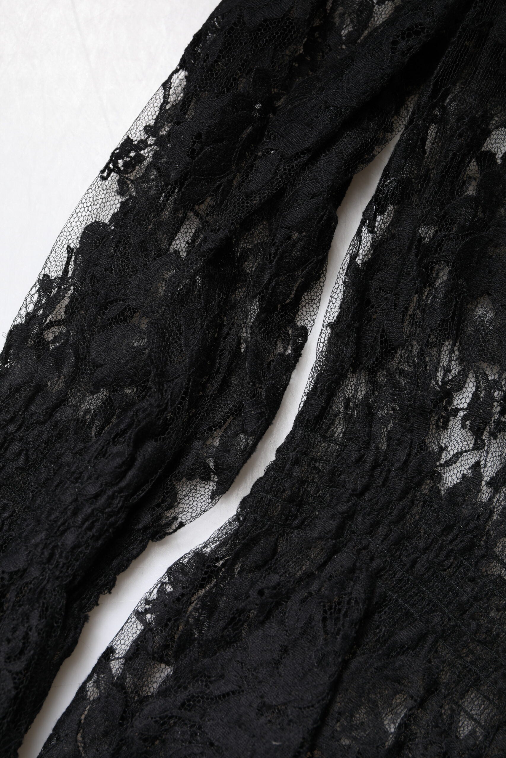 بلوزة نسائية من دولتشي آند غابانا مصنوعة من القطن الأسود ومزينة بالدانتيل