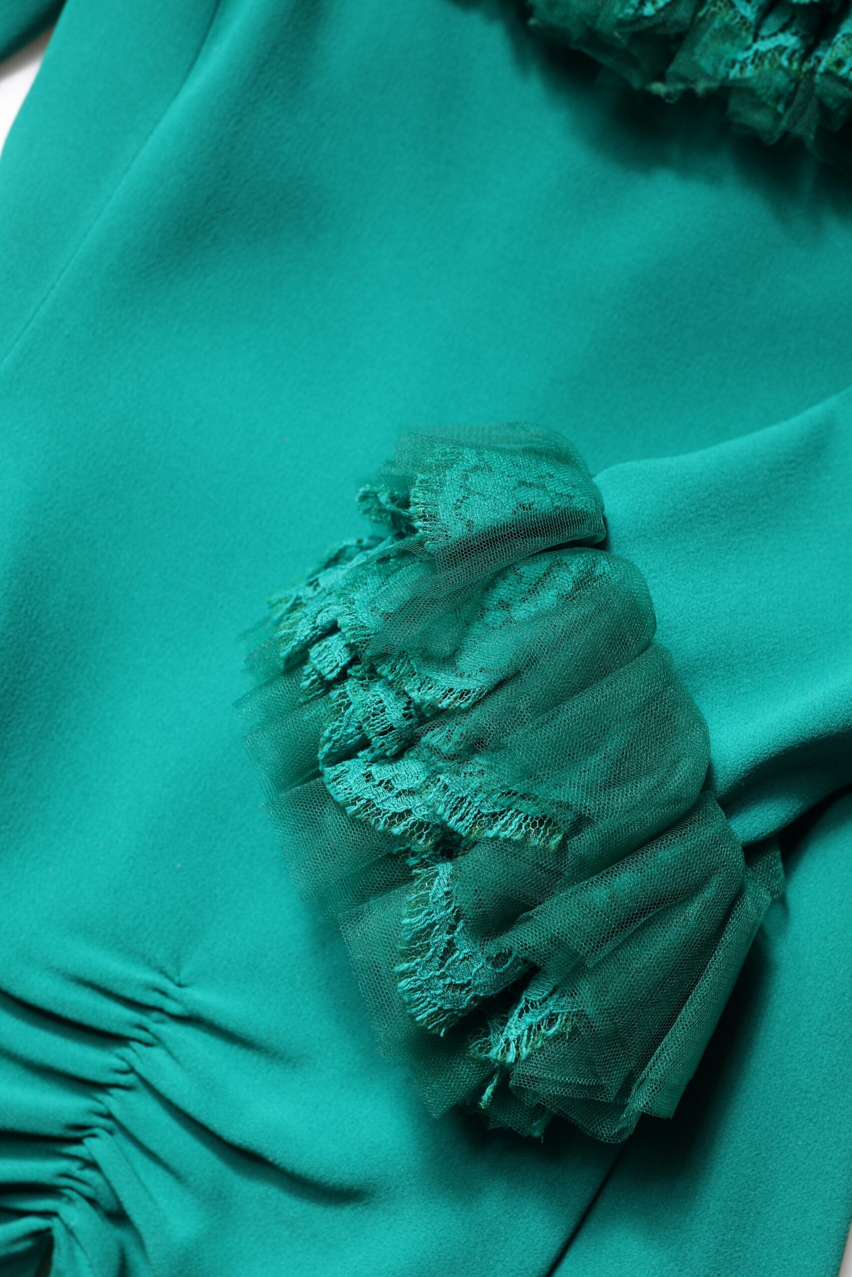 فستان دولتشي آند غابانا قصير من الدانتيل الأخضر مكشوف الكتفين