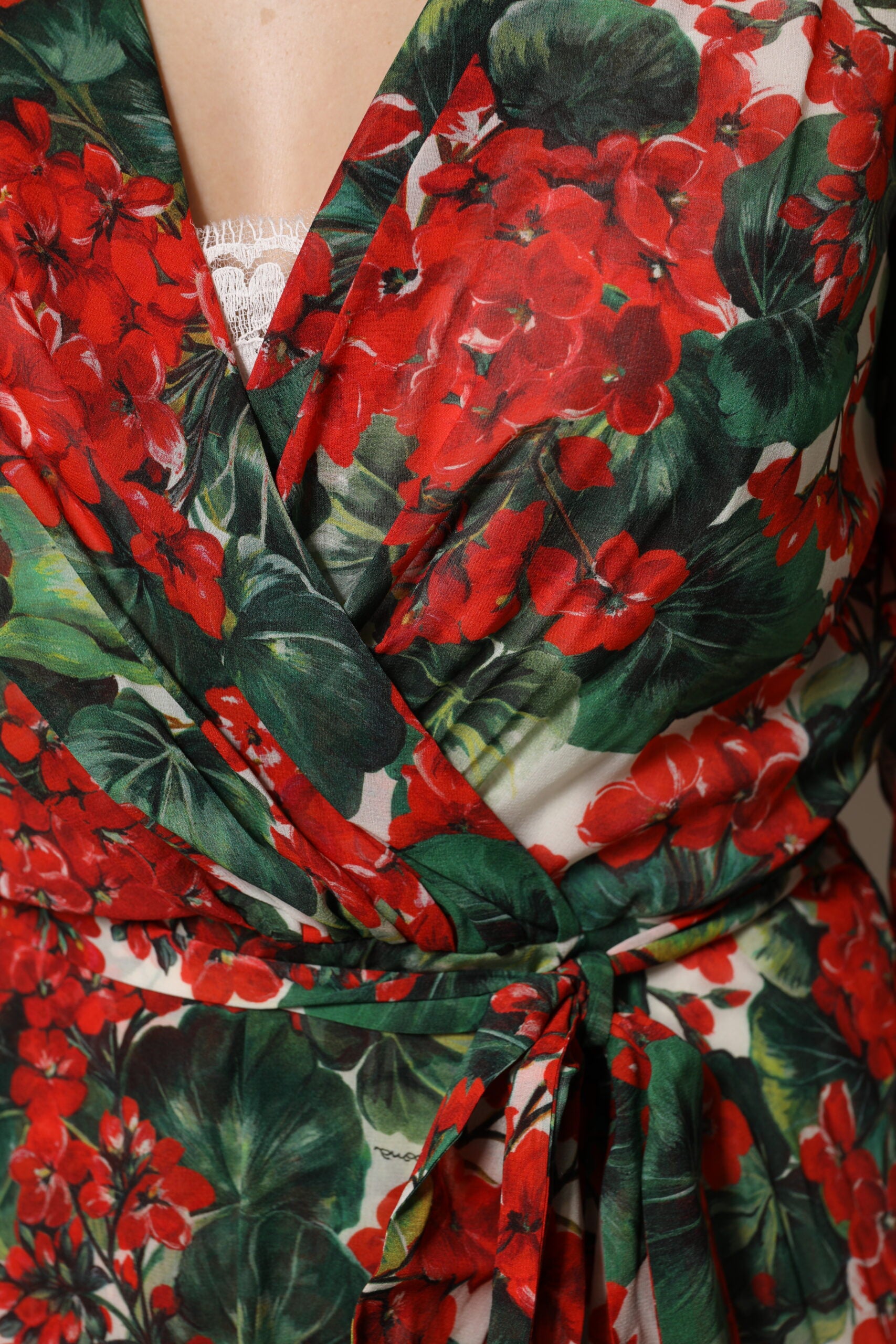 فستان دولتشي آند غابانا متعدد الألوان بأكمام طويلة وفتحة رقبة على شكل حرف V