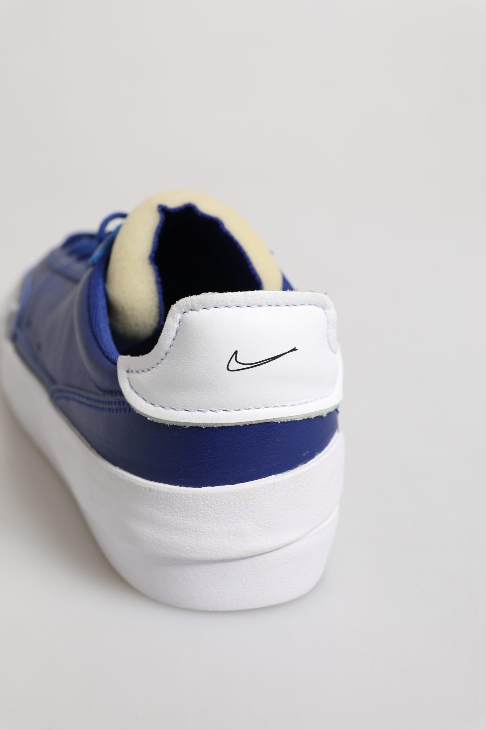 حذاء رياضي Nike PRM منخفض الارتفاع باللون الأبيض والأزرق برباط
