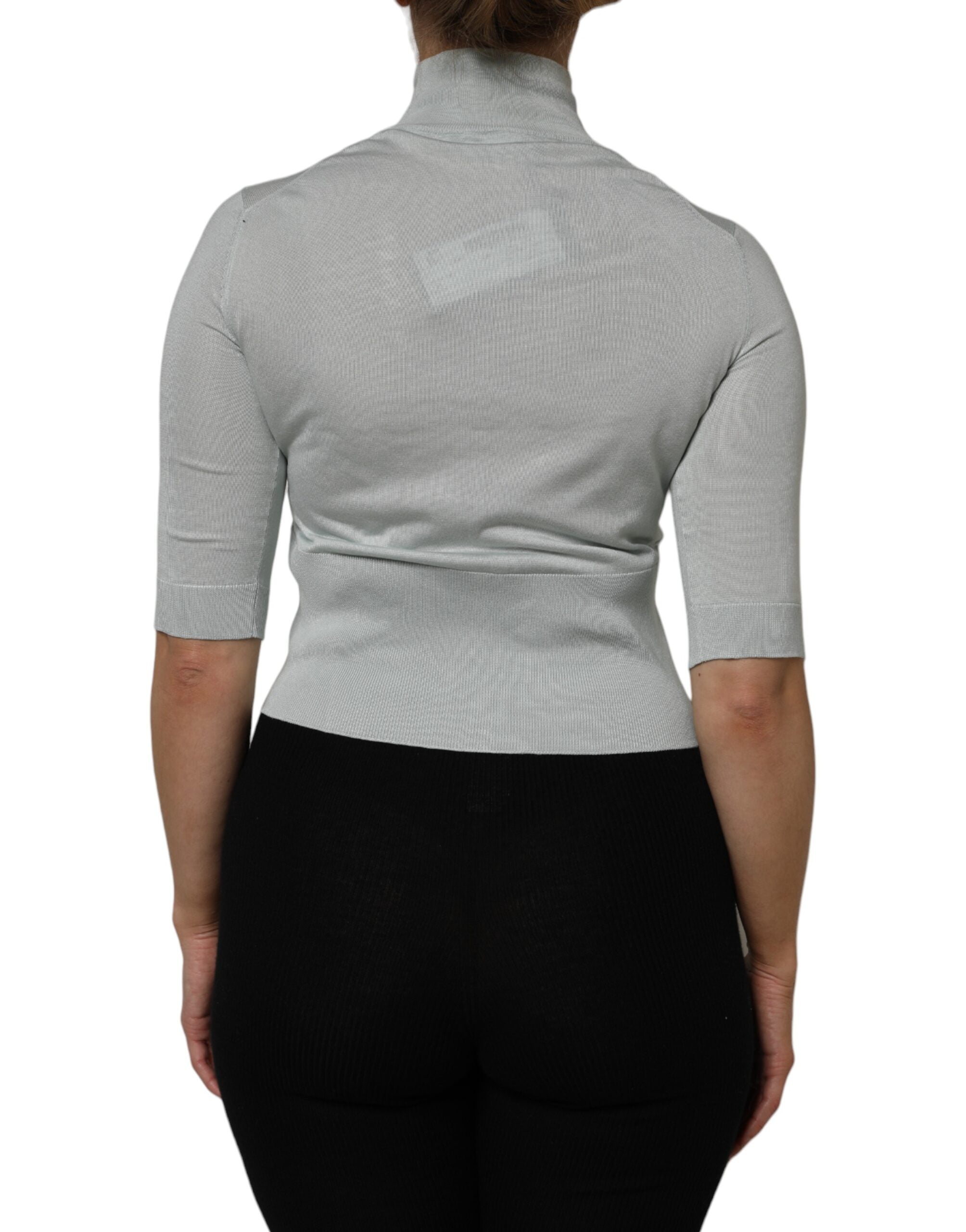 بلوزة دولتشي آند غابانا من الحرير باللون الأخضر الفاتح بياقة مدورة وأكمام ثلاثة أرباع