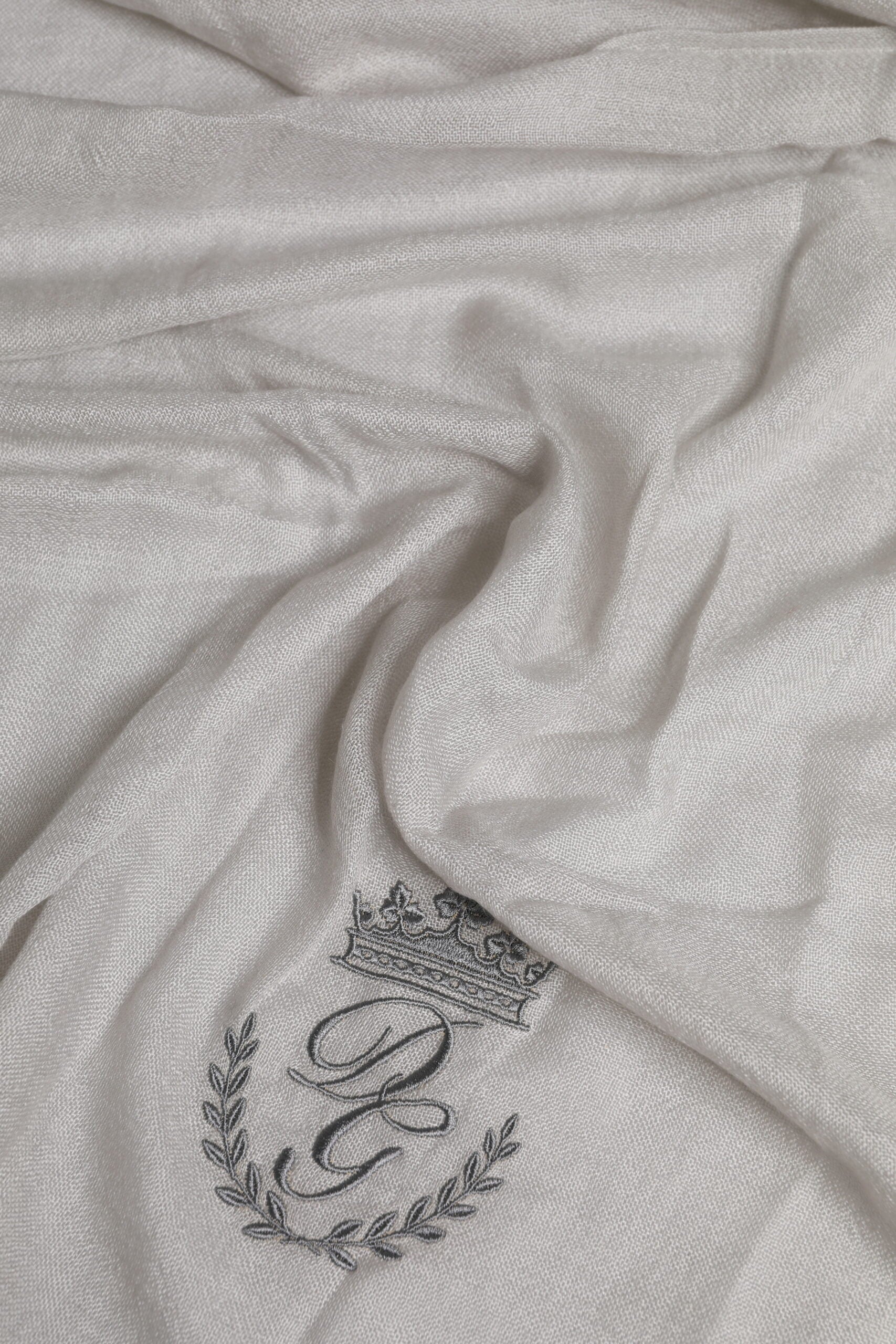 وشاح دولتشي آند غابانا رمادي DG Crown Neck Warmer Wrap Shawl