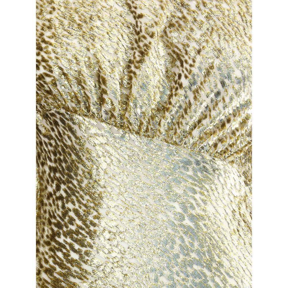 صورة ذاتية لفستان طويل بخيوط ذهبية