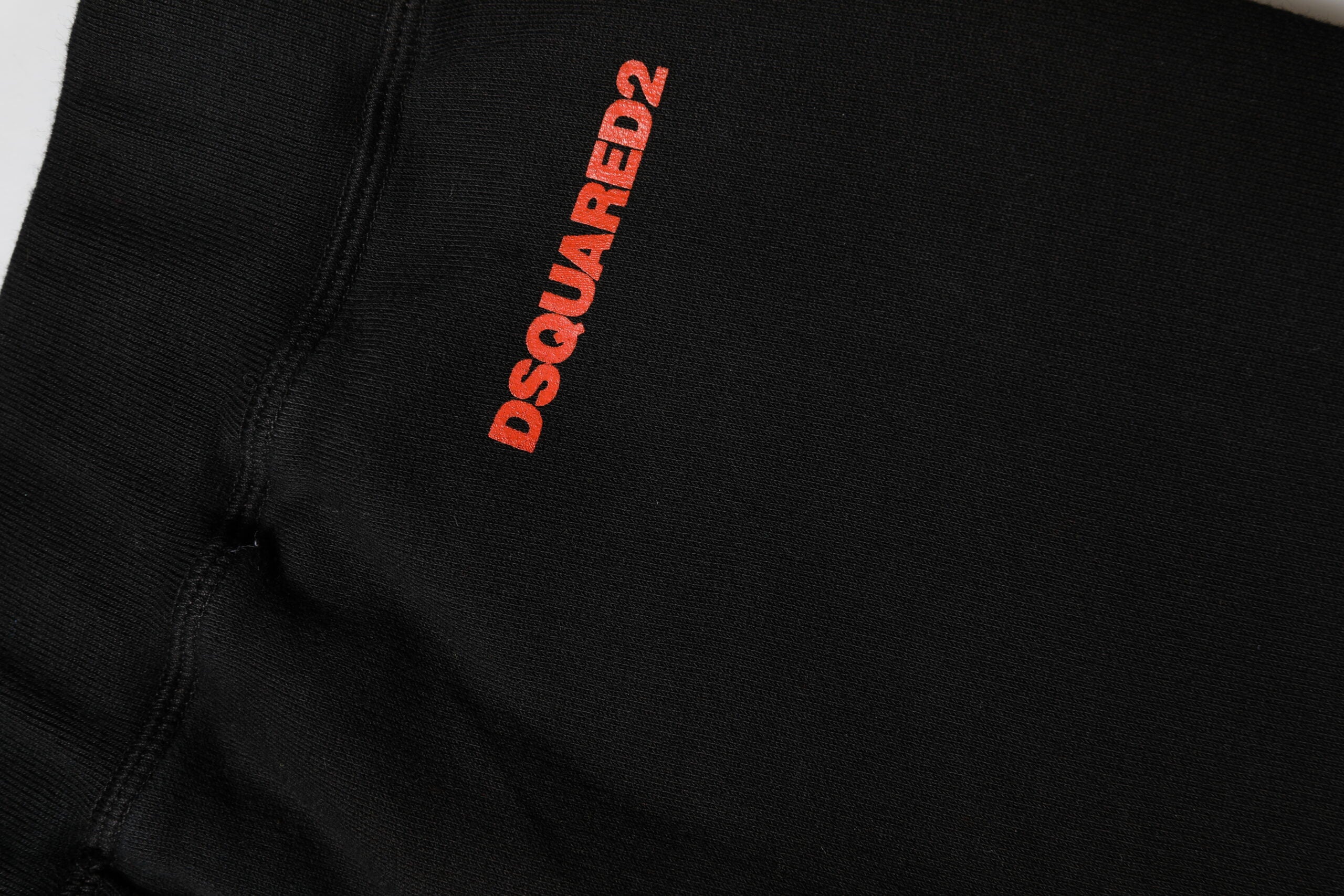 بنطال رياضي Dsquared² قطني بقصّة مستقيمة باللونين الأسود والأحمر