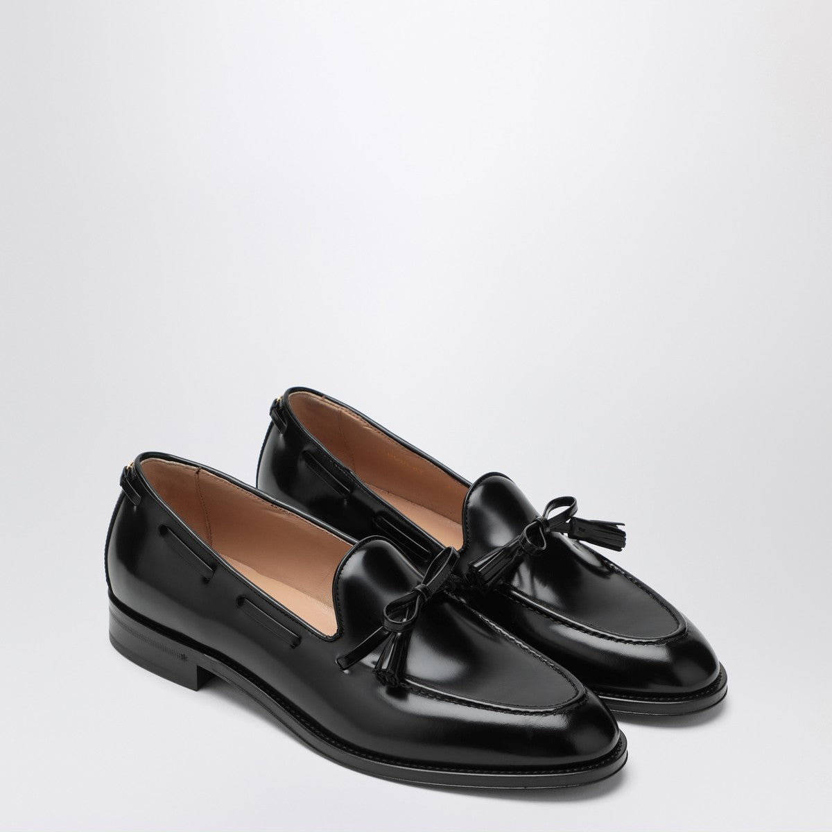 Valentino Garavani Valentino Garavani Bowshire loafers in black glossy calfskin