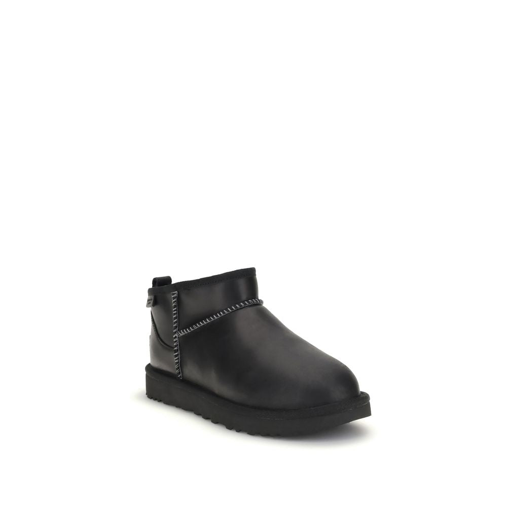 حذاء UGG الكلاسيكي الصغير للغاية للكاحل