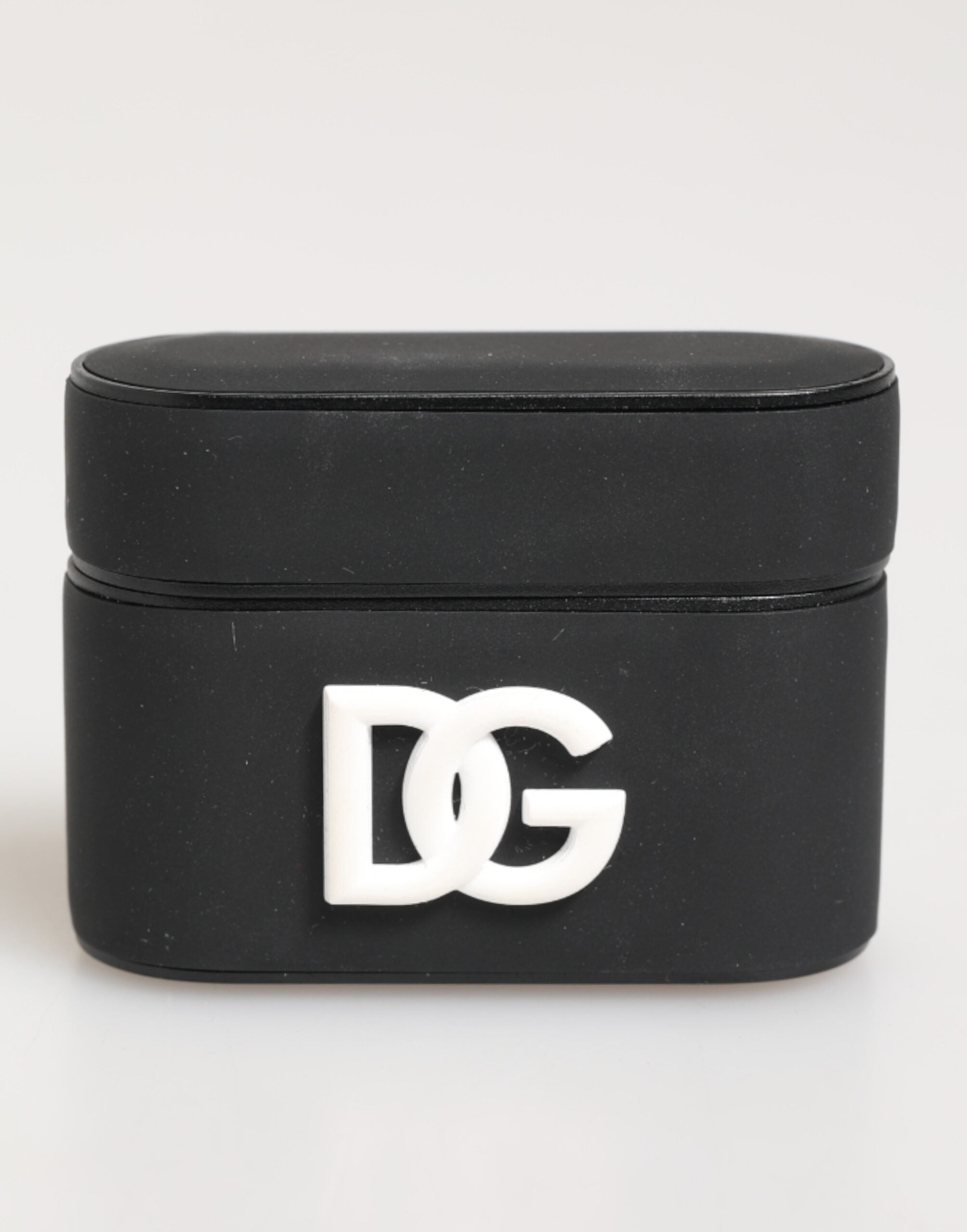 حافظة سماعات Airpods من Dolce & Gabbana، مصنوعة من المطاط الأسود والأبيض، ومزينة بشعار منقوش