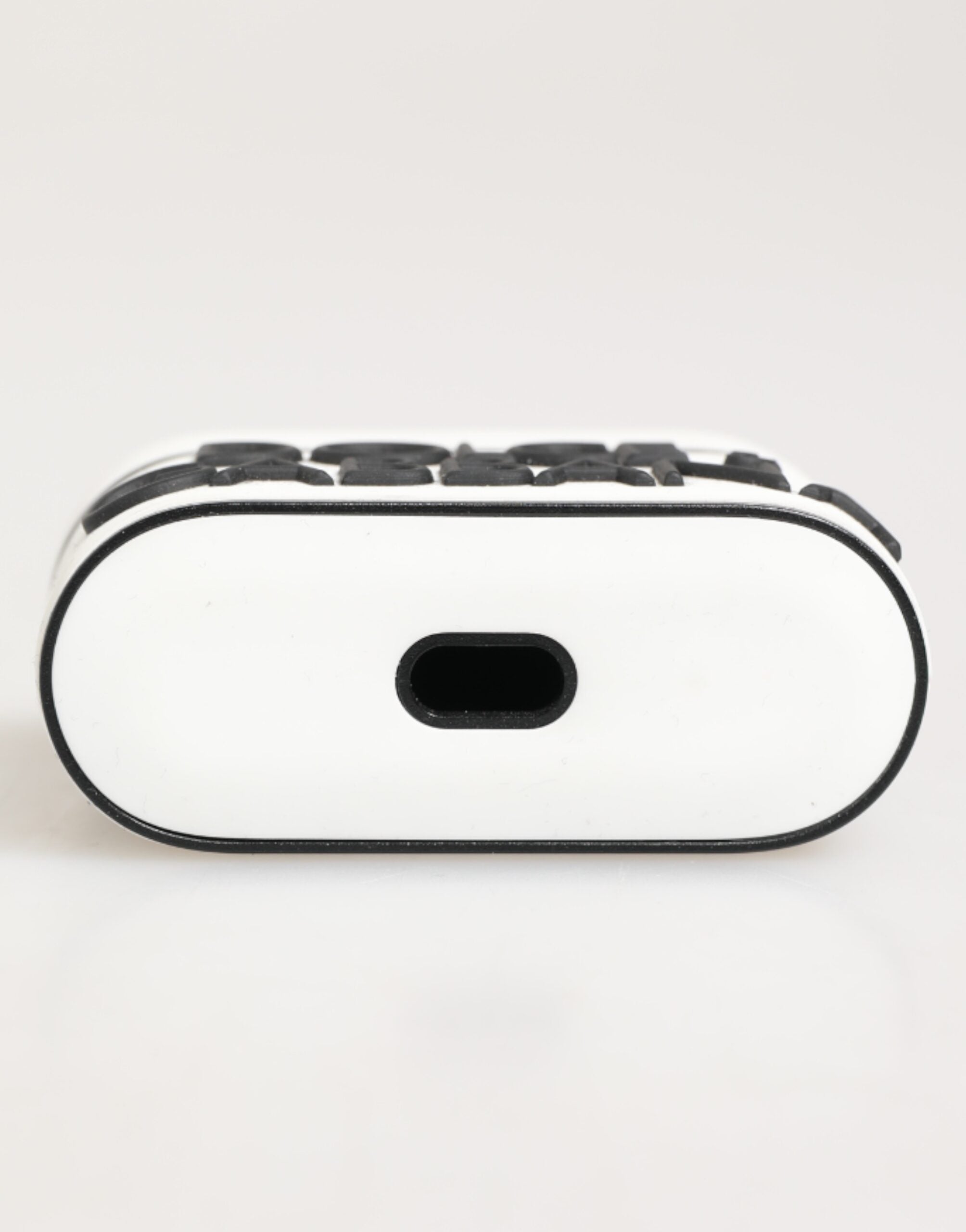 حافظة سماعات Airpods من دولتشي آند غابانا، باللون الأبيض والأسود، من المطاط المنقوش بشعار دولتشي آند غابانا