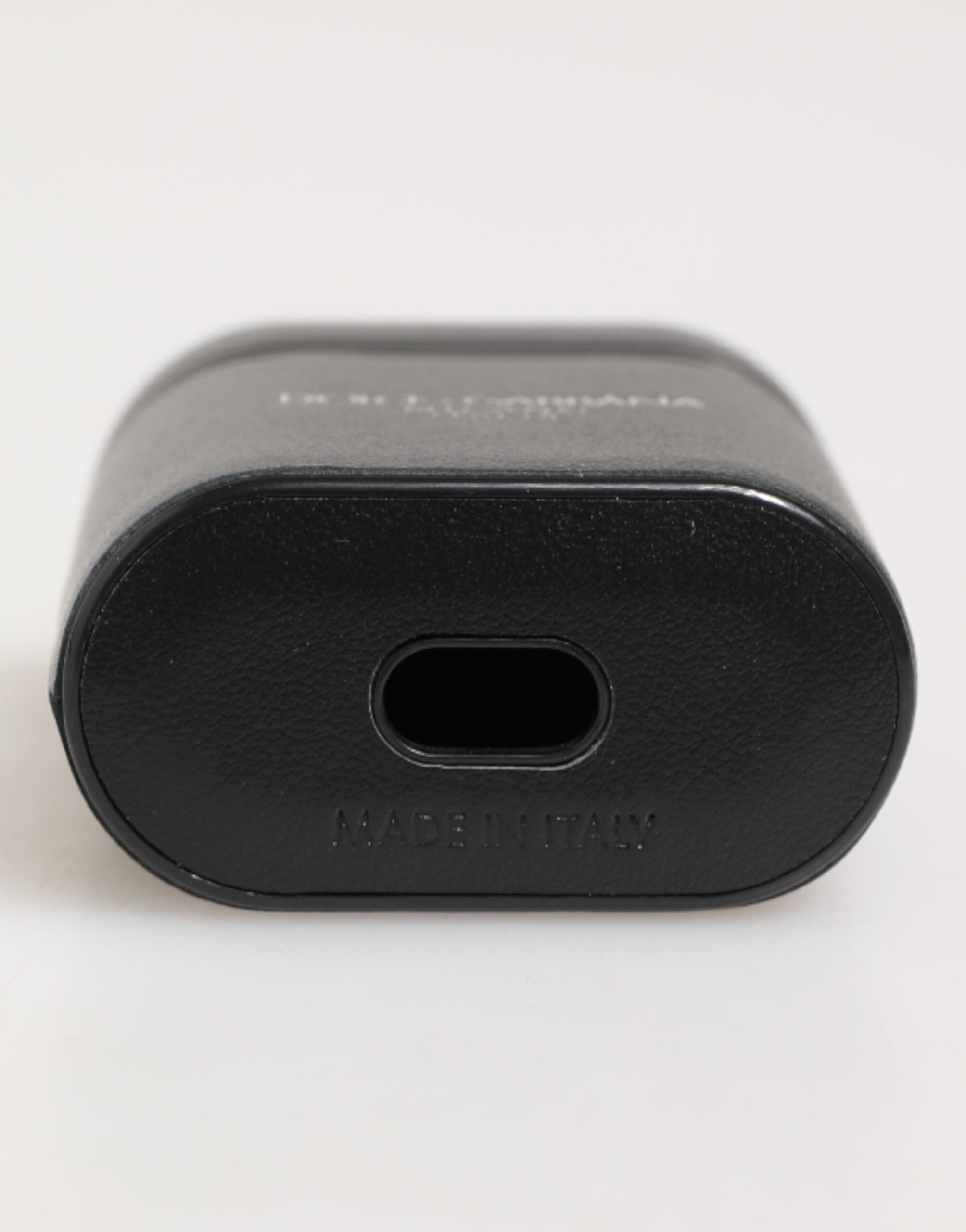حافظة سماعات Airpods من دولتشي آند غابانا، مصنوعة من جلد العجل الأسود، بطبعة شعار دولتشي آند غابانا