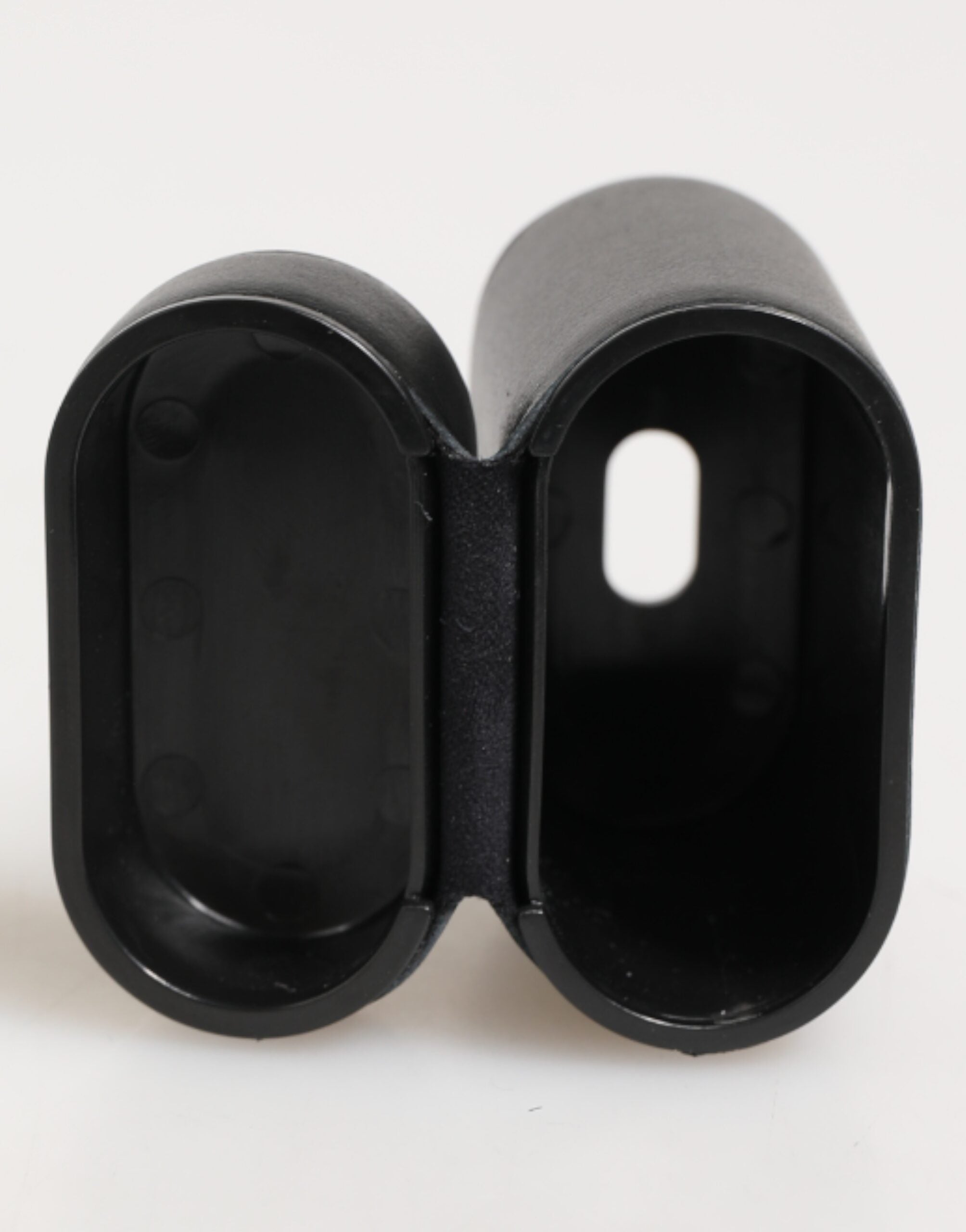 حافظة سماعات Airpods من دولتشي آند غابانا، مصنوعة من جلد العجل الأسود، بطبعة شعار دولتشي آند غابانا