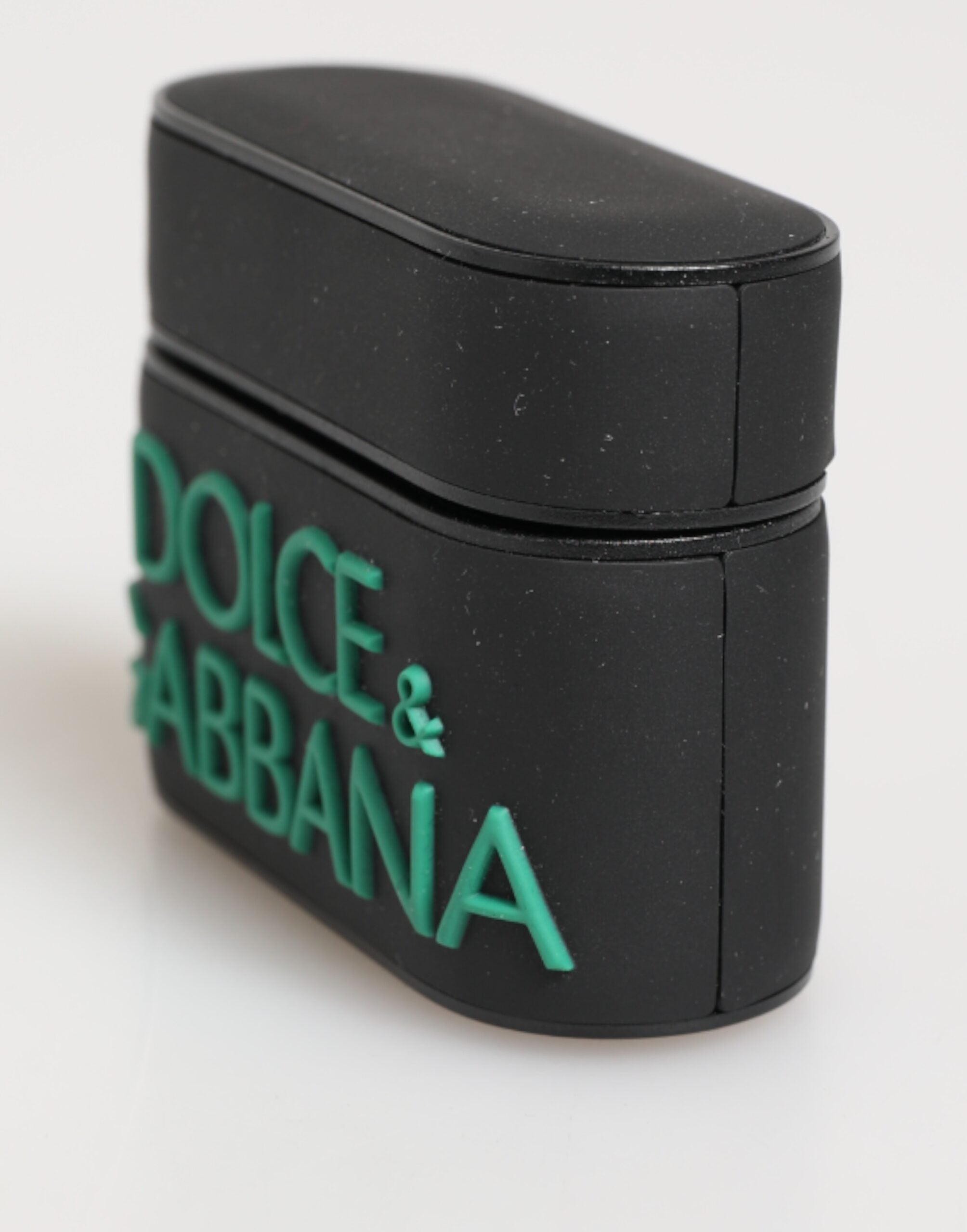 حافظة سماعات Airpods من Dolce & Gabbana مصنوعة من المطاط الأسود المنقوش بشعار دولتشي آند غابانا