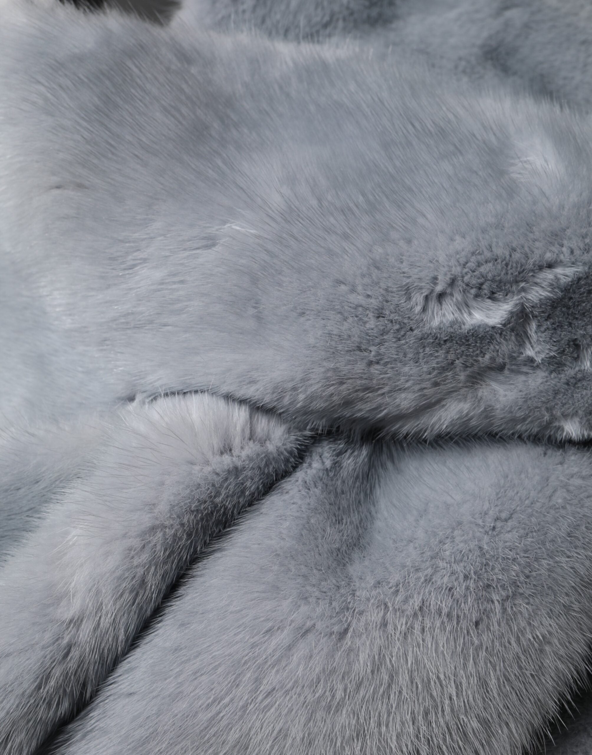 وشاح دافئ للرقبة من فرو المنك باللون الأزرق الفاتح من دولتشي آند غابانا