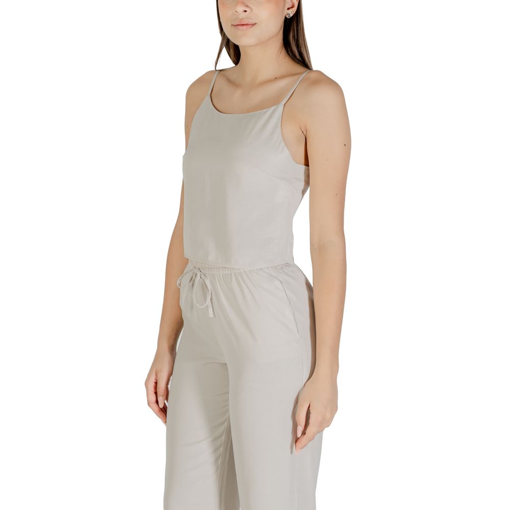 الجزء العلوي مصنوع من البوليستر المعاد تدويره باللون البيج فقط