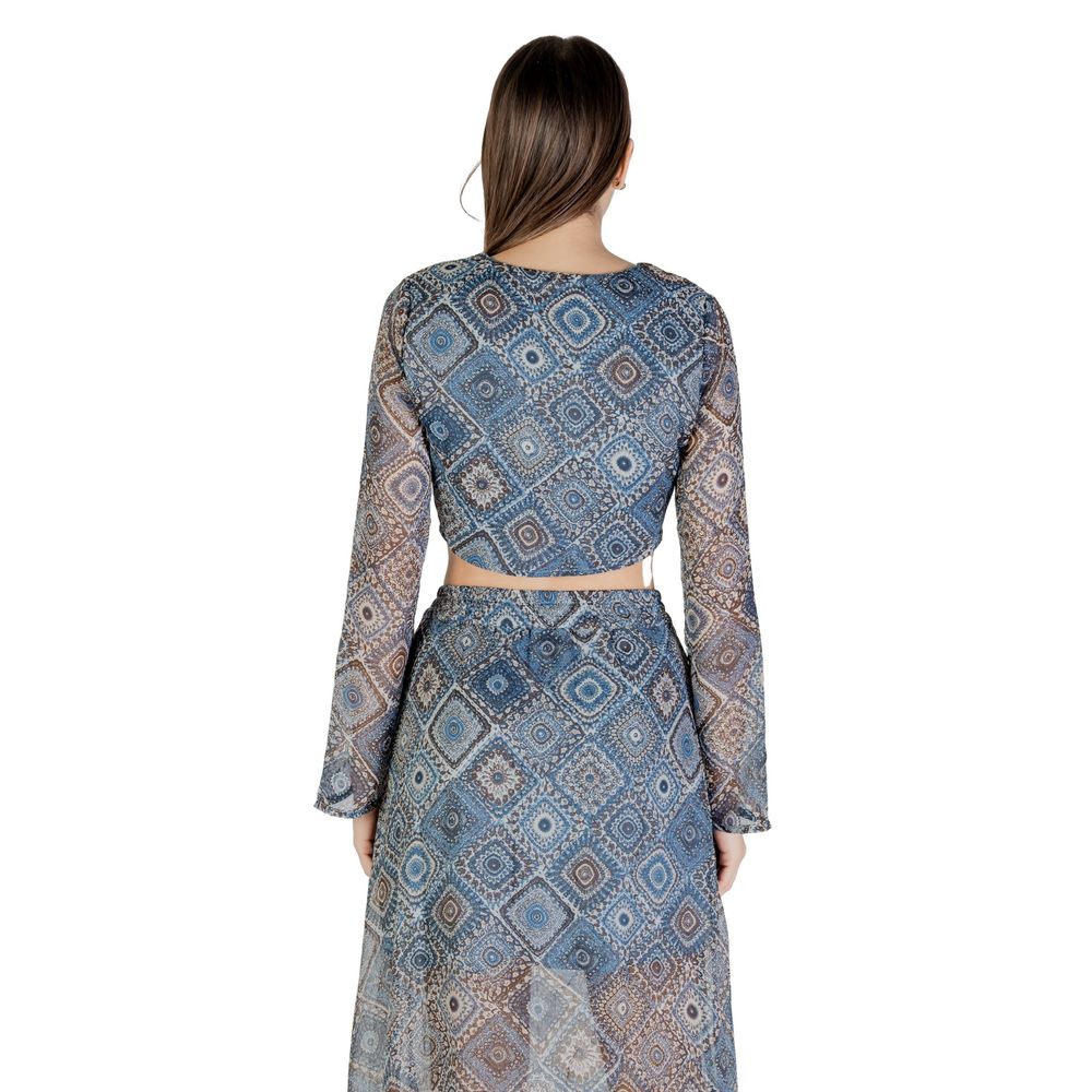 الجزء العلوي من البوليستر المعاد تدويره باللون الأزرق فقط