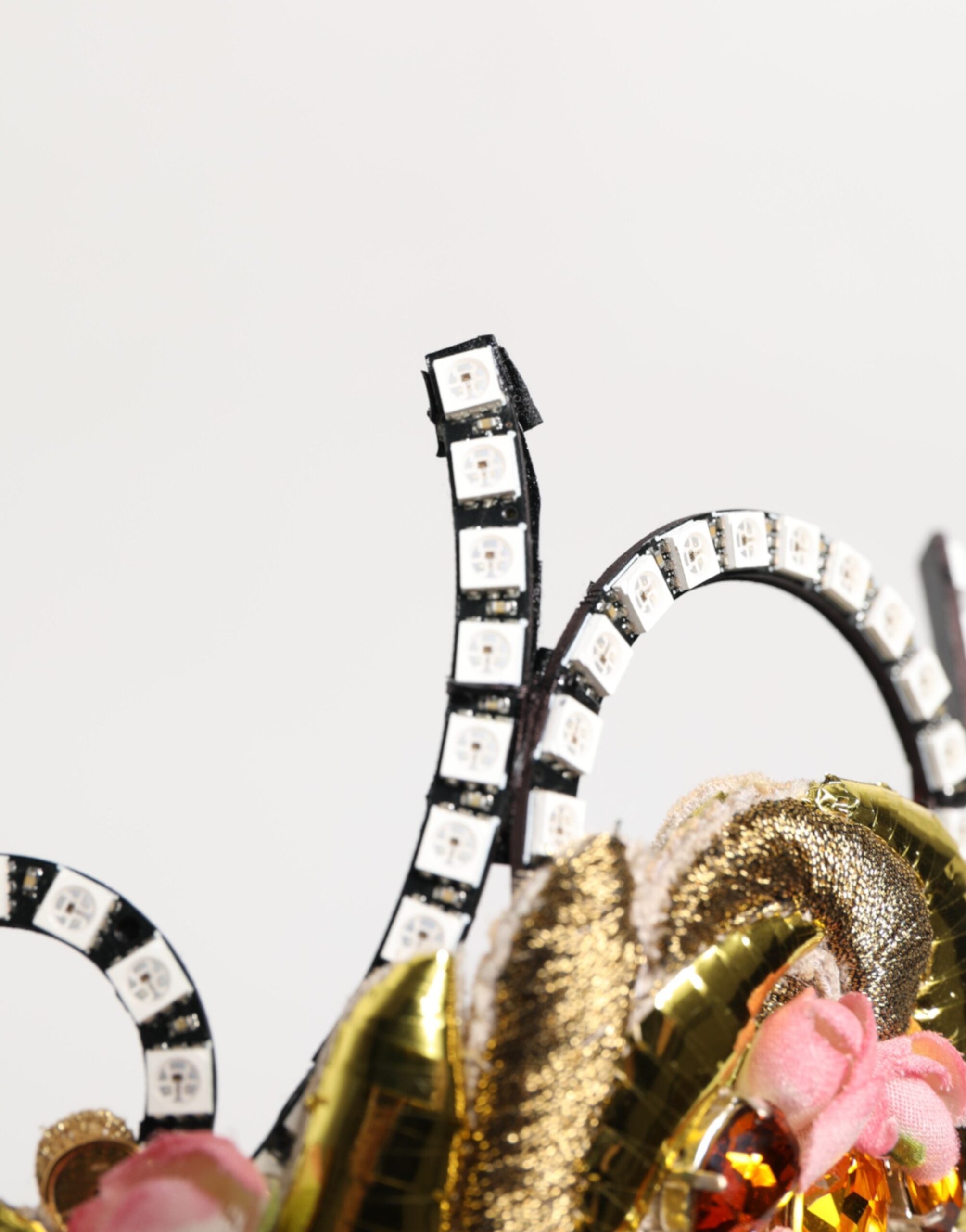 تاج دولتشي آند غابانا الذهبي النحاسي المزين بالكريستال