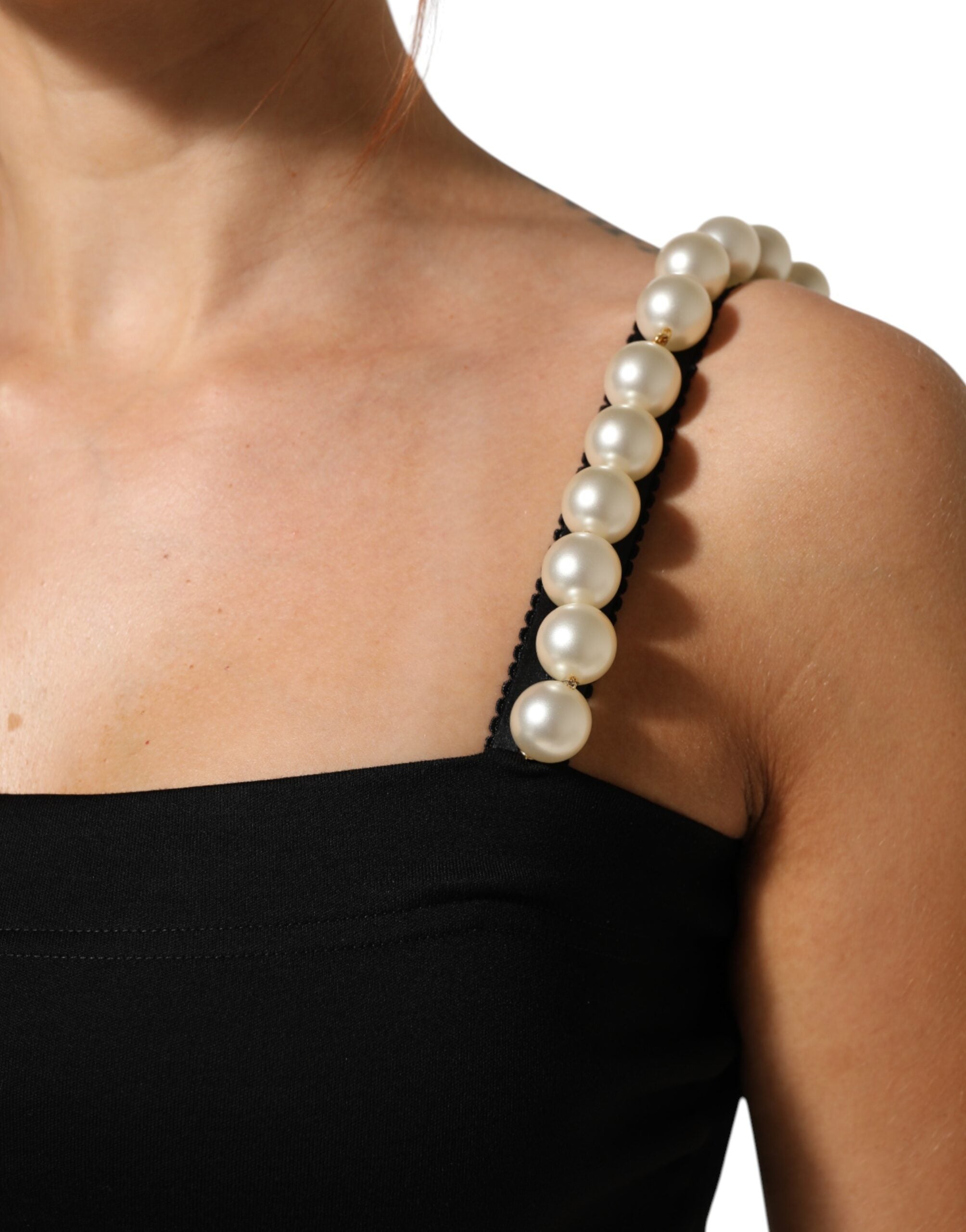 فستان دولتشي آند غابانا قصير من القطن باللون الأسود مع لؤلؤ صناعي