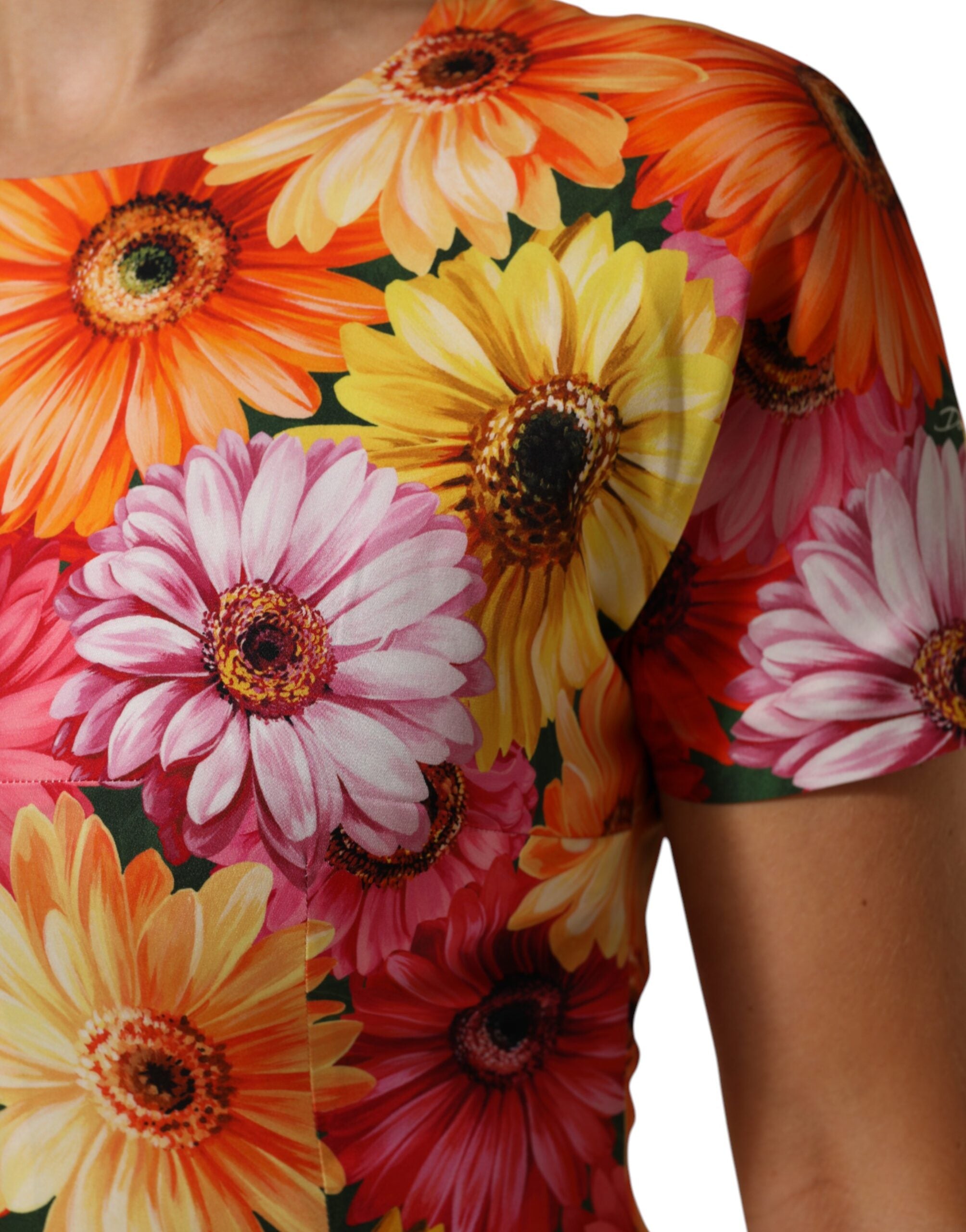 فستان حريري متوسط الطول بطبعة زهور متعددة الألوان من دولتشي آند غابانا