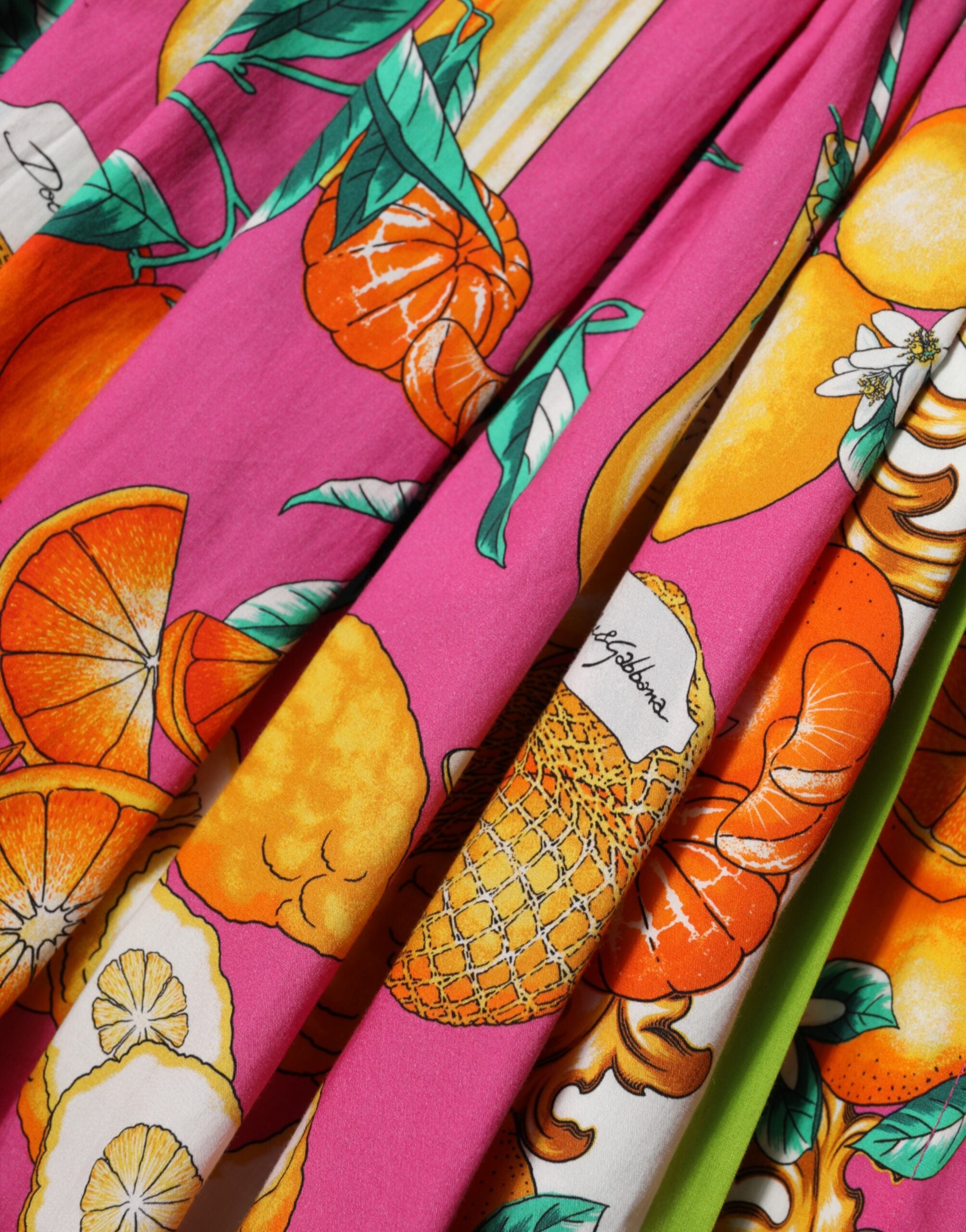 فستان دولتشي آند غابانا الوردي بطبعة الفواكه بتصميم حرف A، قصير بدون أكمام