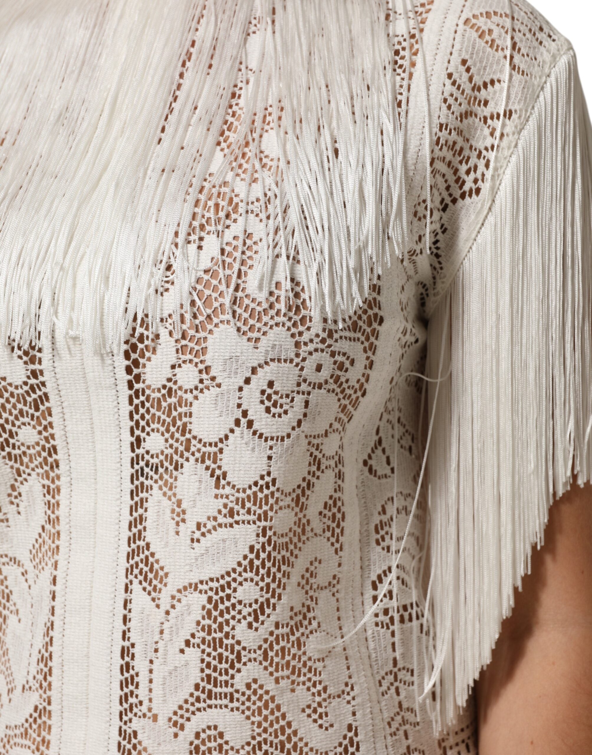 فستان دولتشي آند غابانا الأبيض المزهر بالدانتيل بطول الركبة