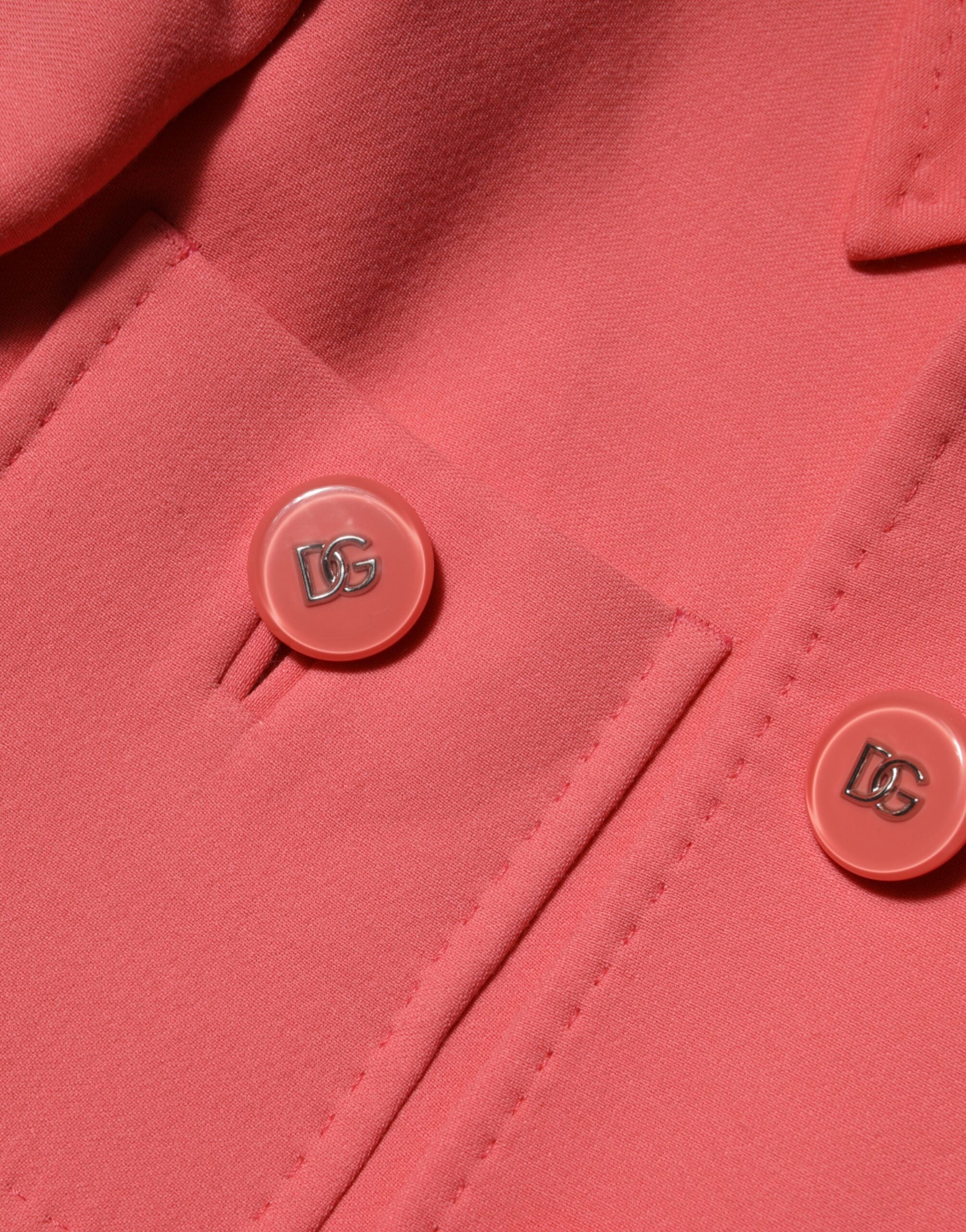 جاكيت ترنش وردي بأزرار من دولتشي آند غابانا