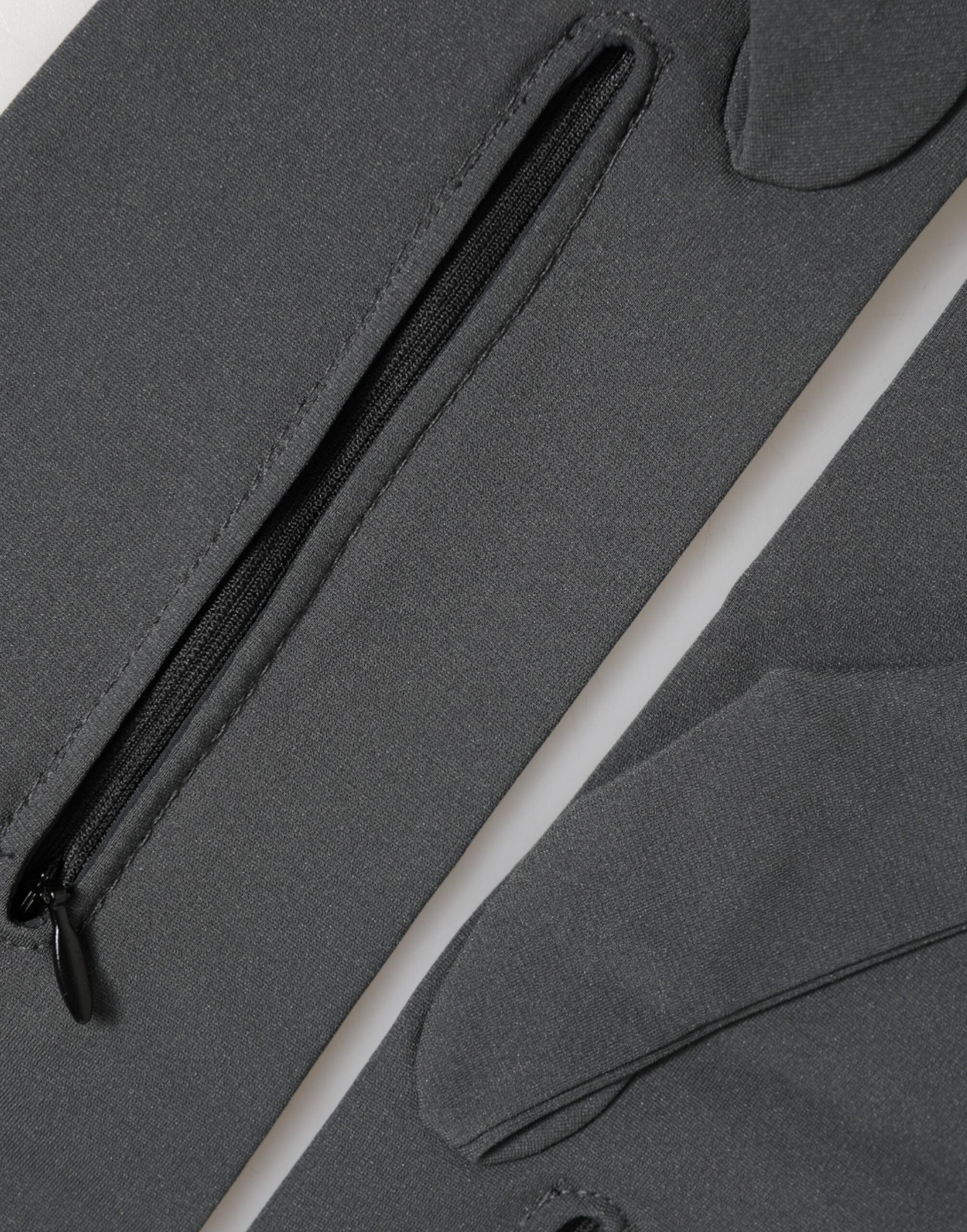 قفازات دولتشي آند غابانا للرجال من الفيسكوز الرمادي الداكن بطول الكوع