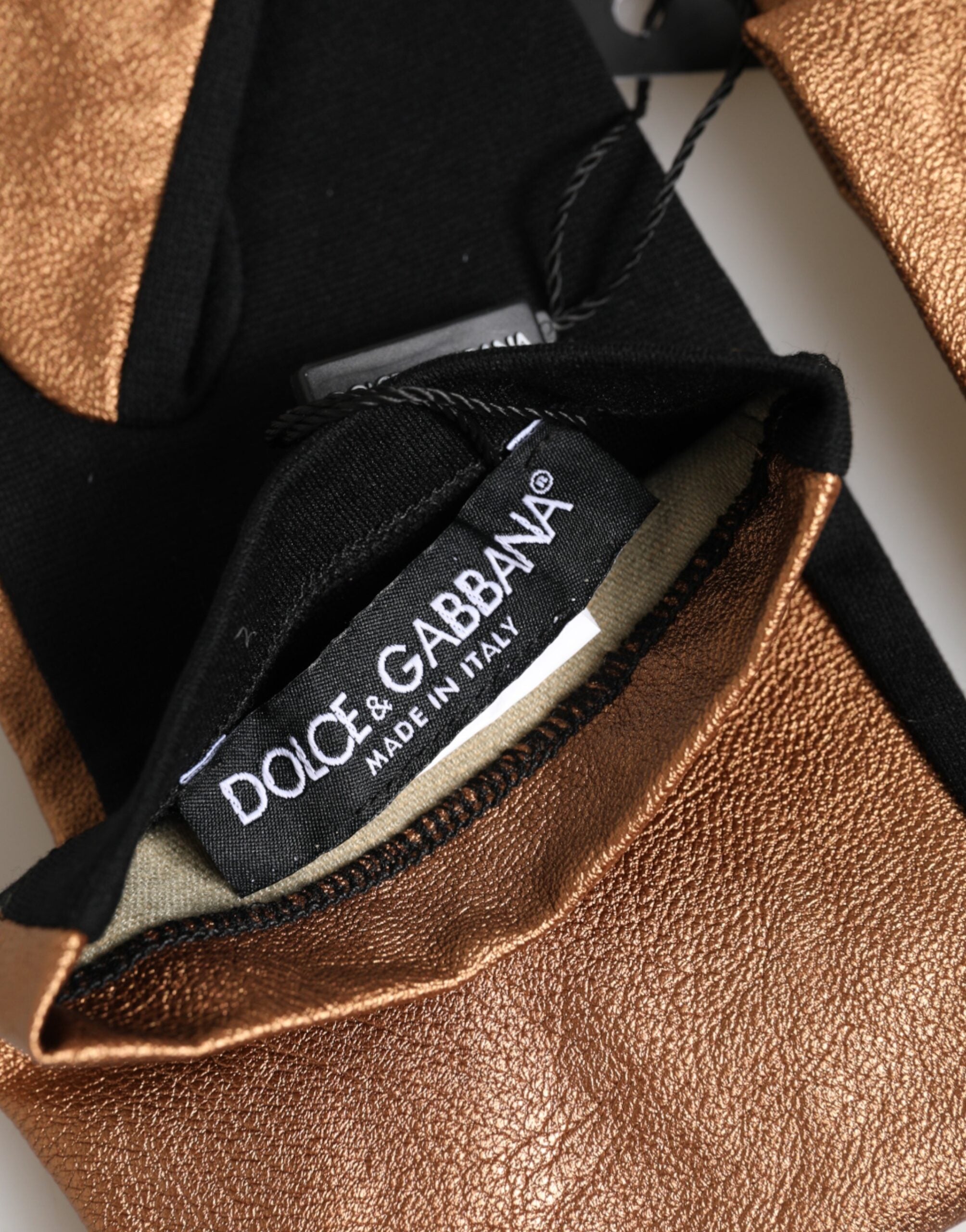 قفازات دولتشي آند غابانا للرجال من الصوف البني والأسود بطول الكوع