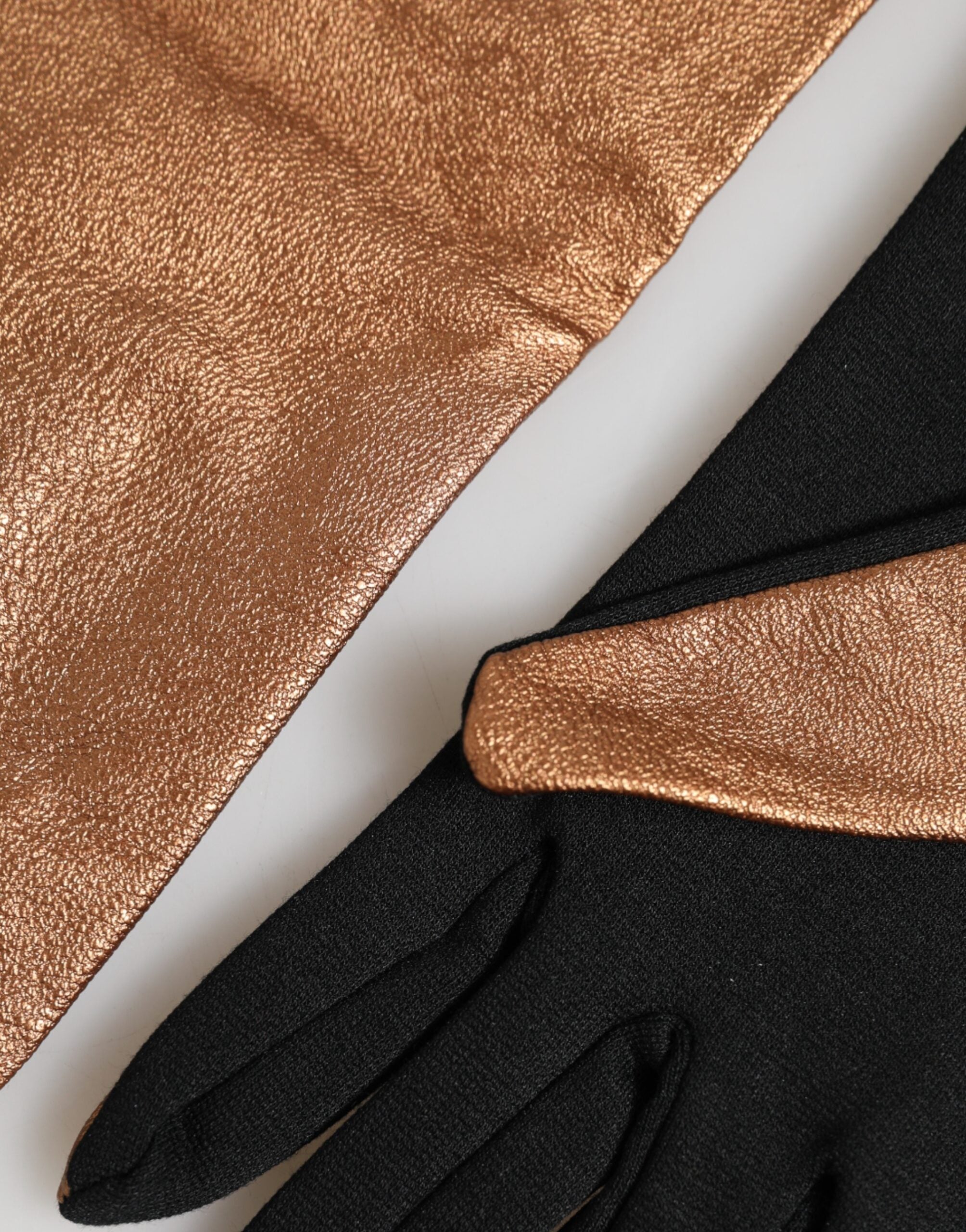 قفازات دولتشي آند غابانا للرجال من الصوف البني والأسود بطول الكوع