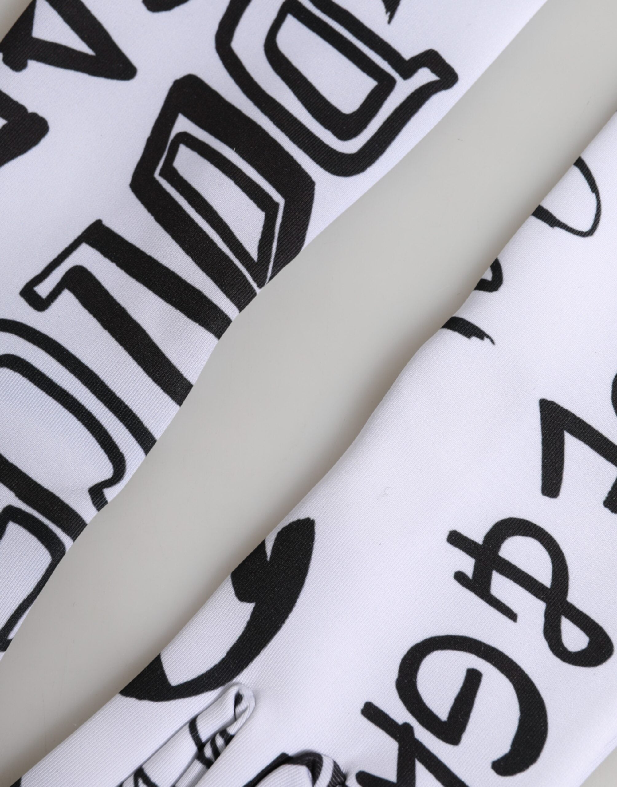 قفازات دولتشي آند غابانا سوداء وبيضاء بشعار DG بطول الكوع