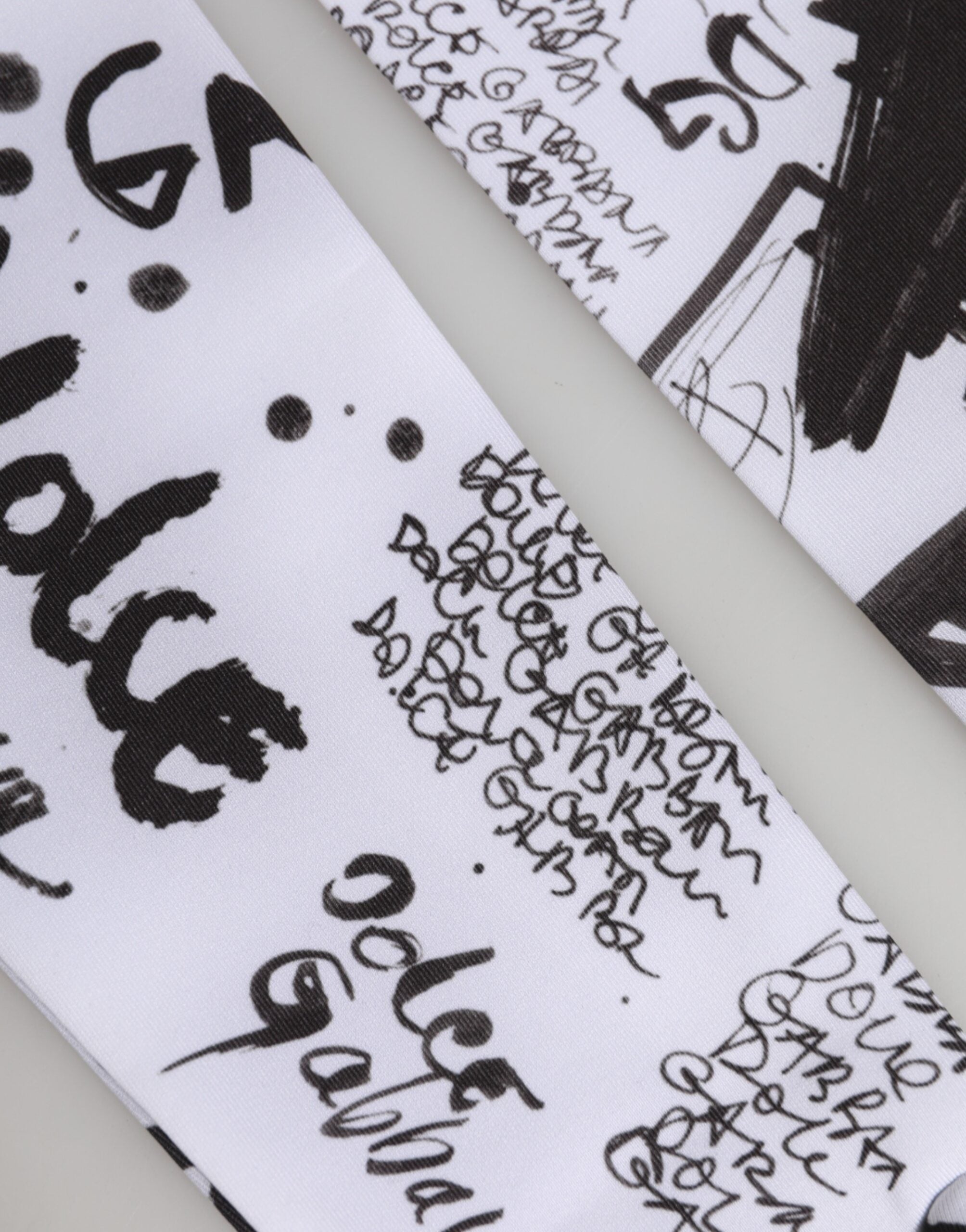 قفازات دولتشي آند غابانا سوداء وبيضاء بشعار DG بطول الكوع