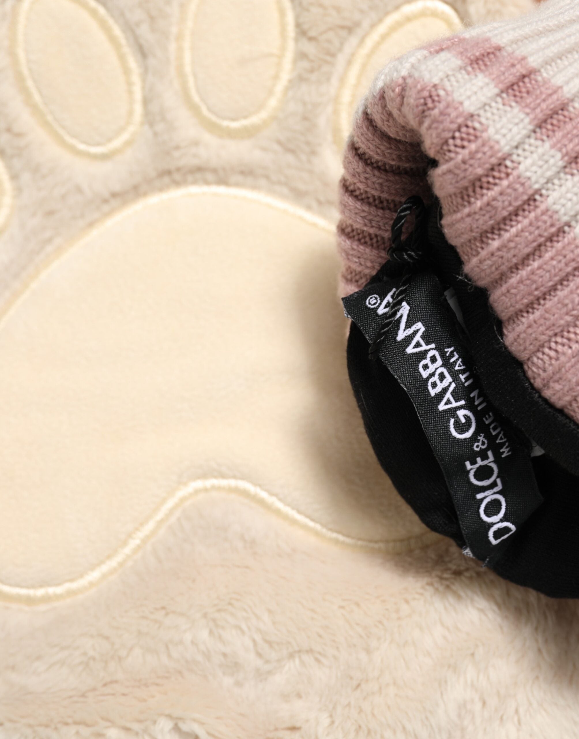 قفازات دولتشي آند غابانا بنية اللون من الفرو الأكريليكي المحبوك