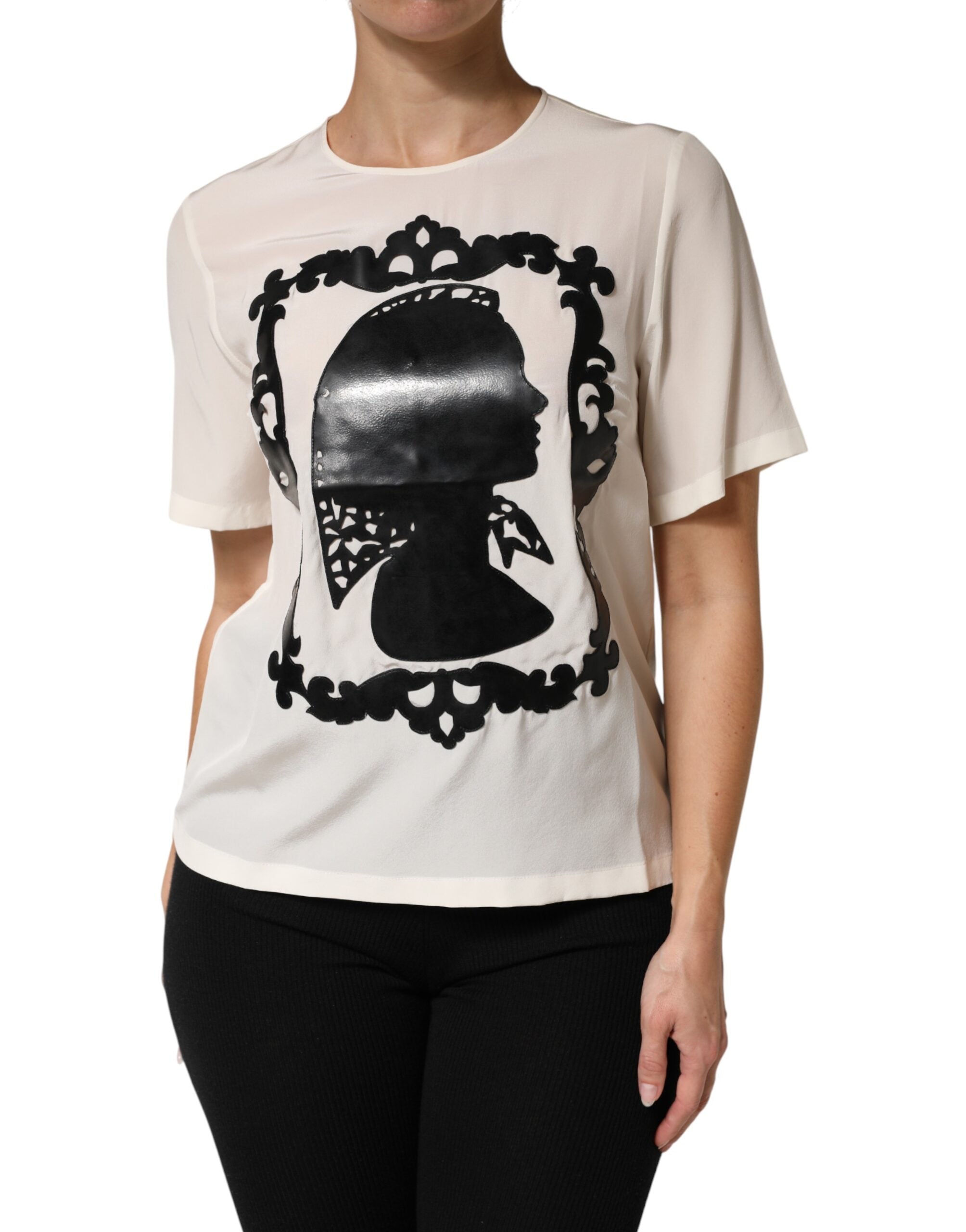 بلوزة دولتشي آند غابانا من الحرير الكريمي بأكمام قصيرة وتفاصيل ظلية