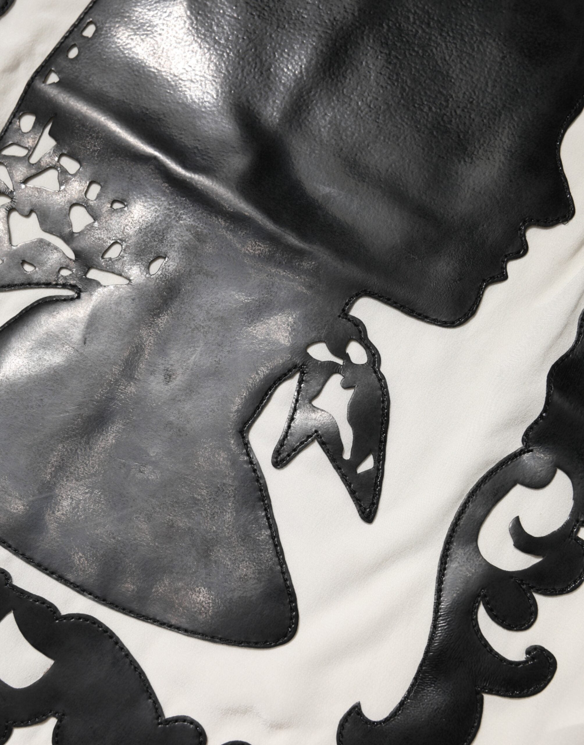 بلوزة دولتشي آند غابانا من الحرير الكريمي بأكمام قصيرة وتفاصيل ظلية