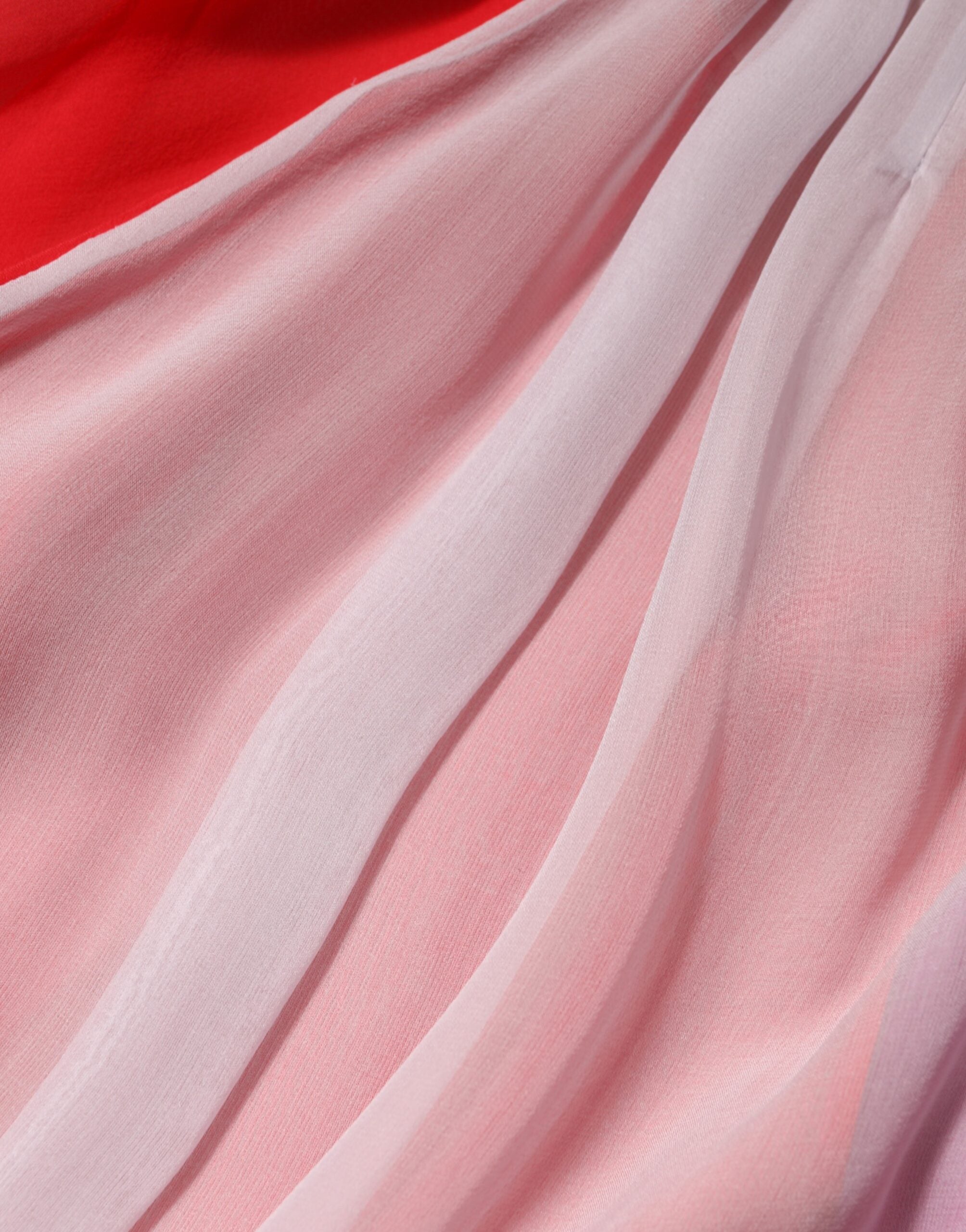 بلوزة دولتشي آند غابانا الحريرية متعددة الألوان بأكمام قصيرة