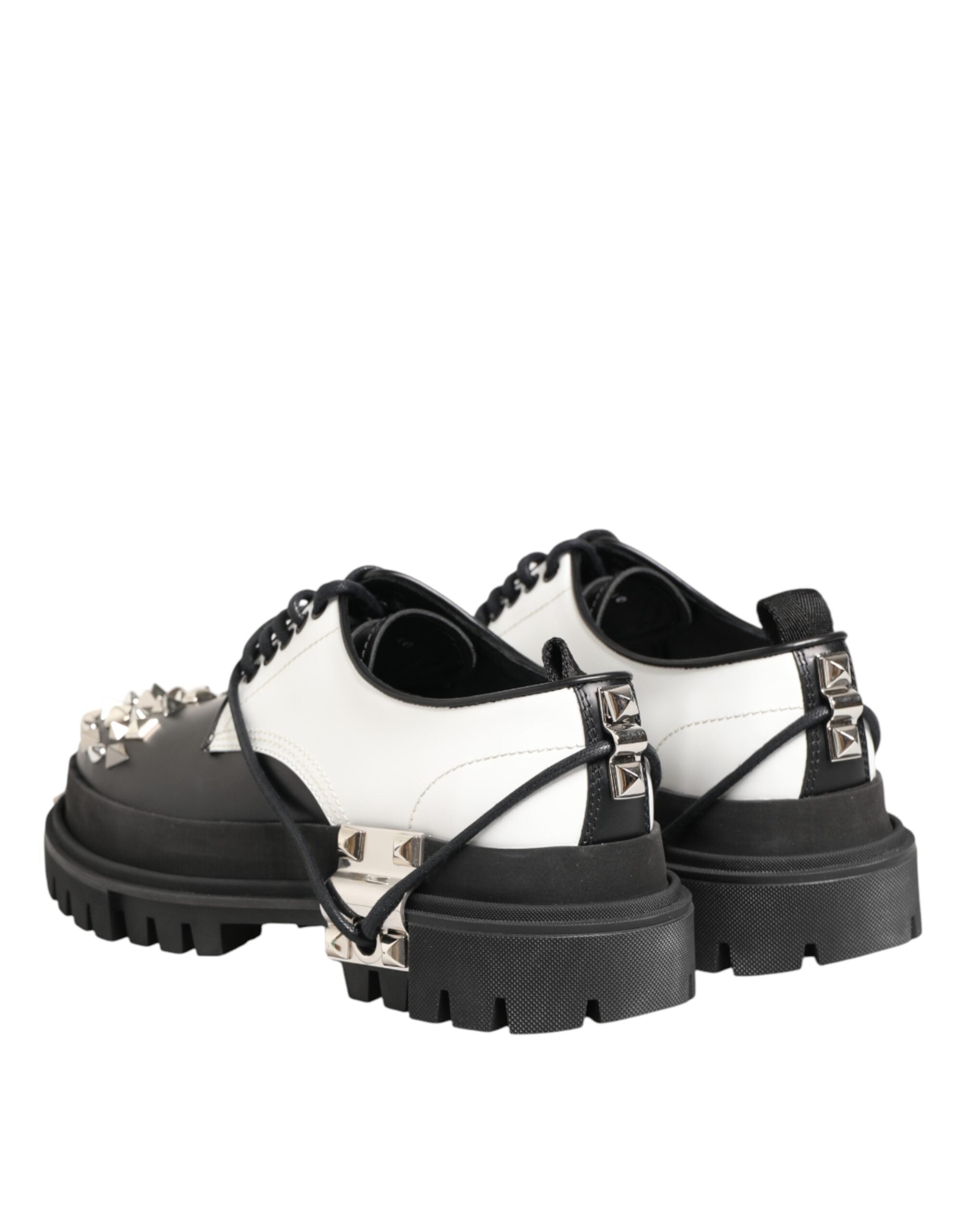 حذاء ديربي رسمي للرجال من دولتشي آند غابانا باللونين الأسود والأبيض مرصع بالمسامير