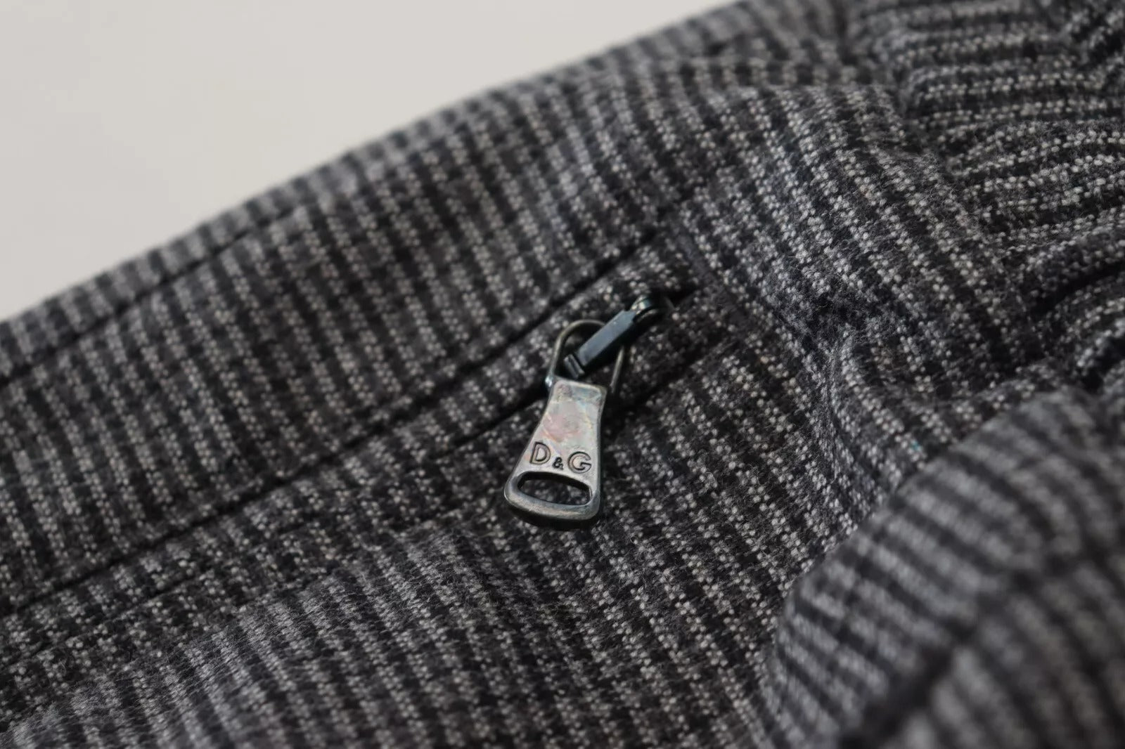 بنطلون دولتشي آند غابانا رمادي مخطط من الصوف الضيق