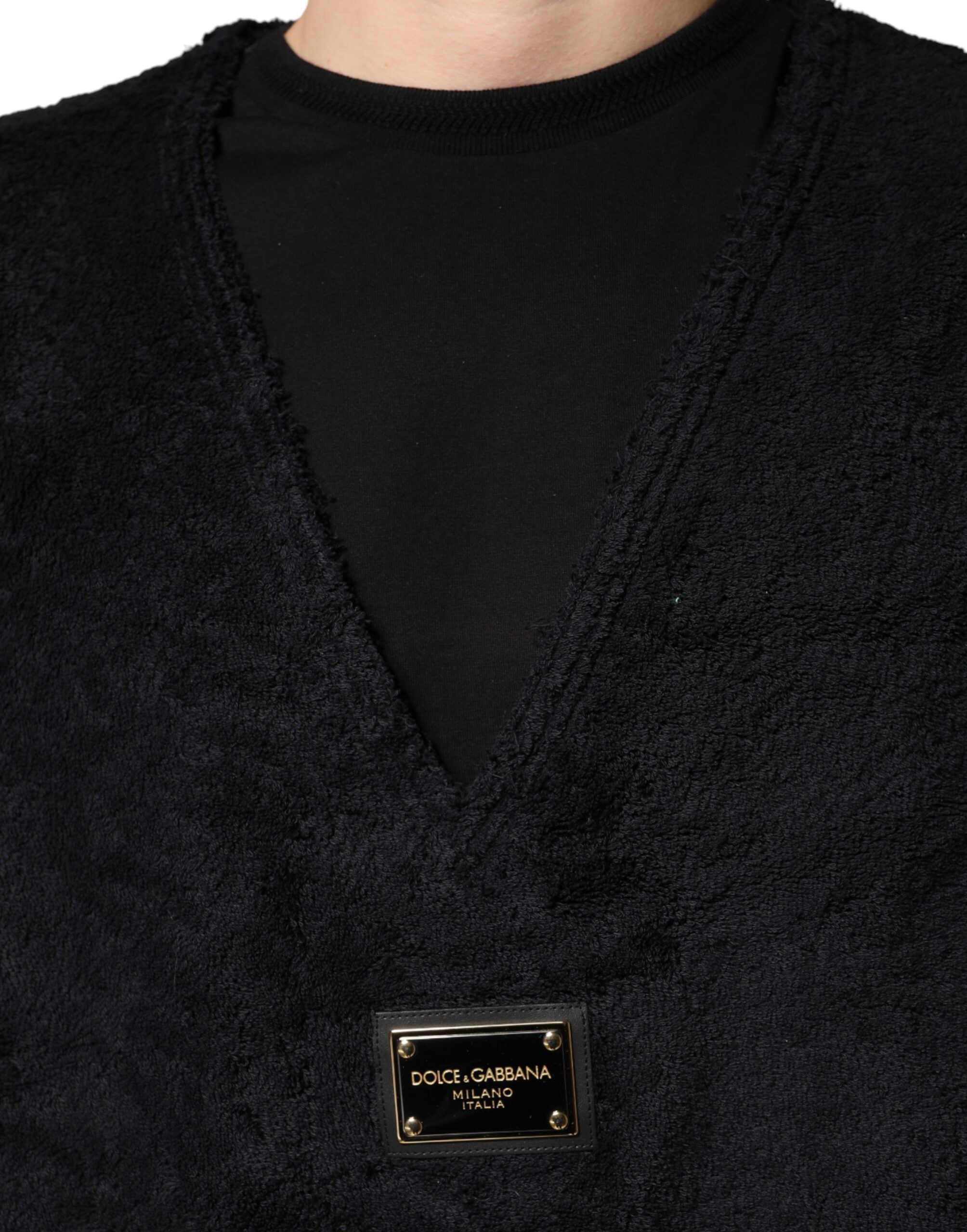 سويت شيرت رجالي أسود من القطن بياقة على شكل حرف V من دولتشي آند غابانا