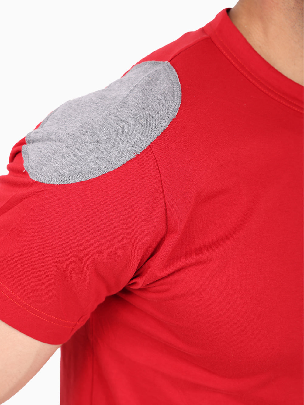 Grey shoulder patch detail on Squadra Navale red T-shirt
