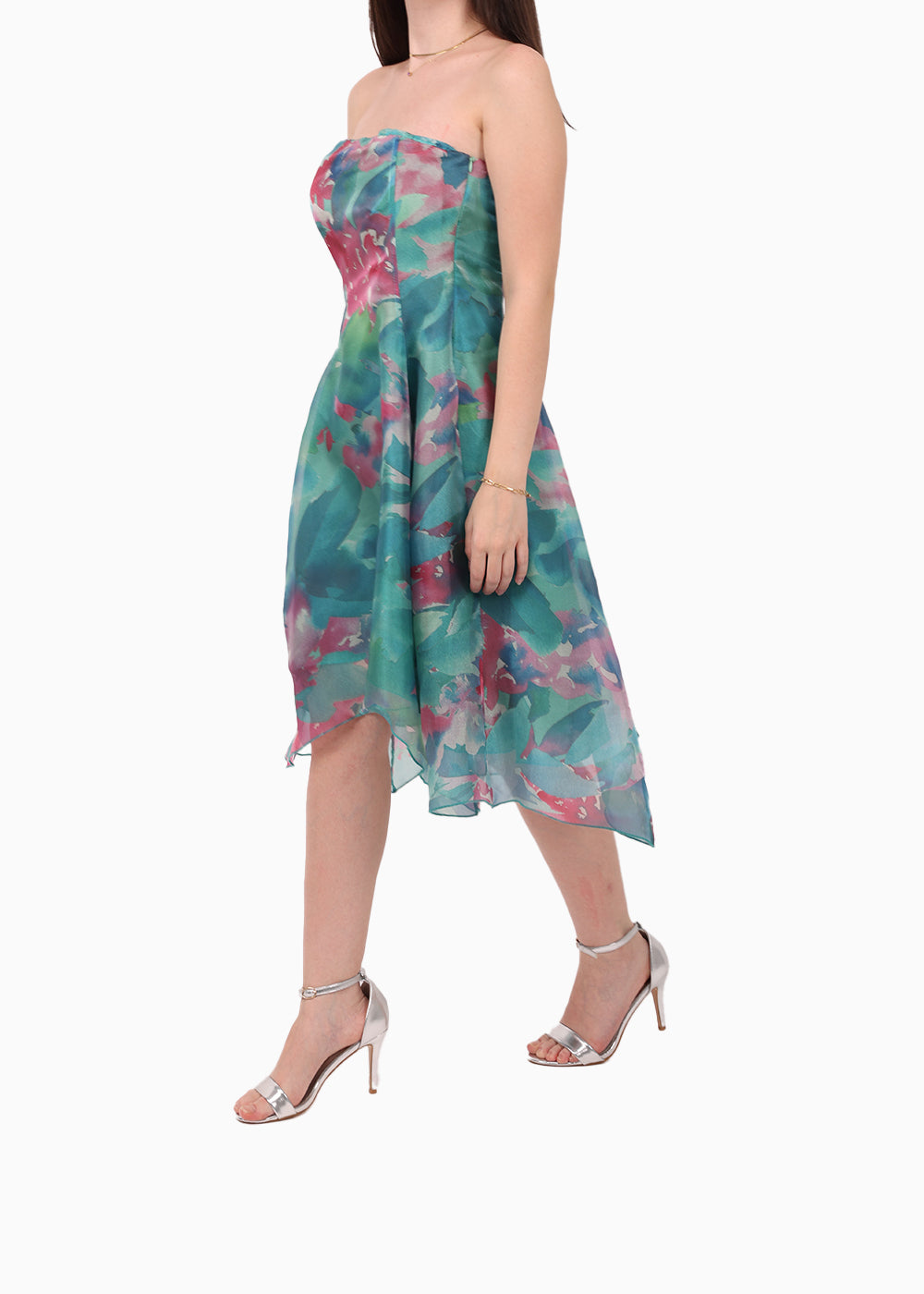 Side view of Siste’s strapless multicolor summer dress