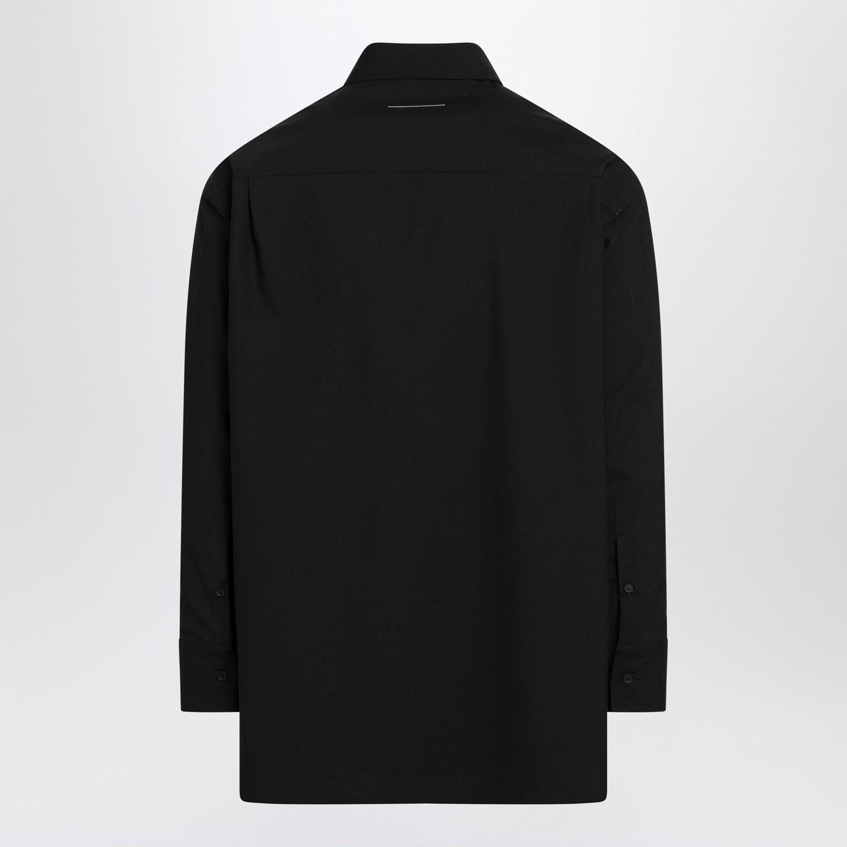 قميص أسود من مزيج الصوف من MM6 Maison Margiela مع تفاصيل العلامة التجارية