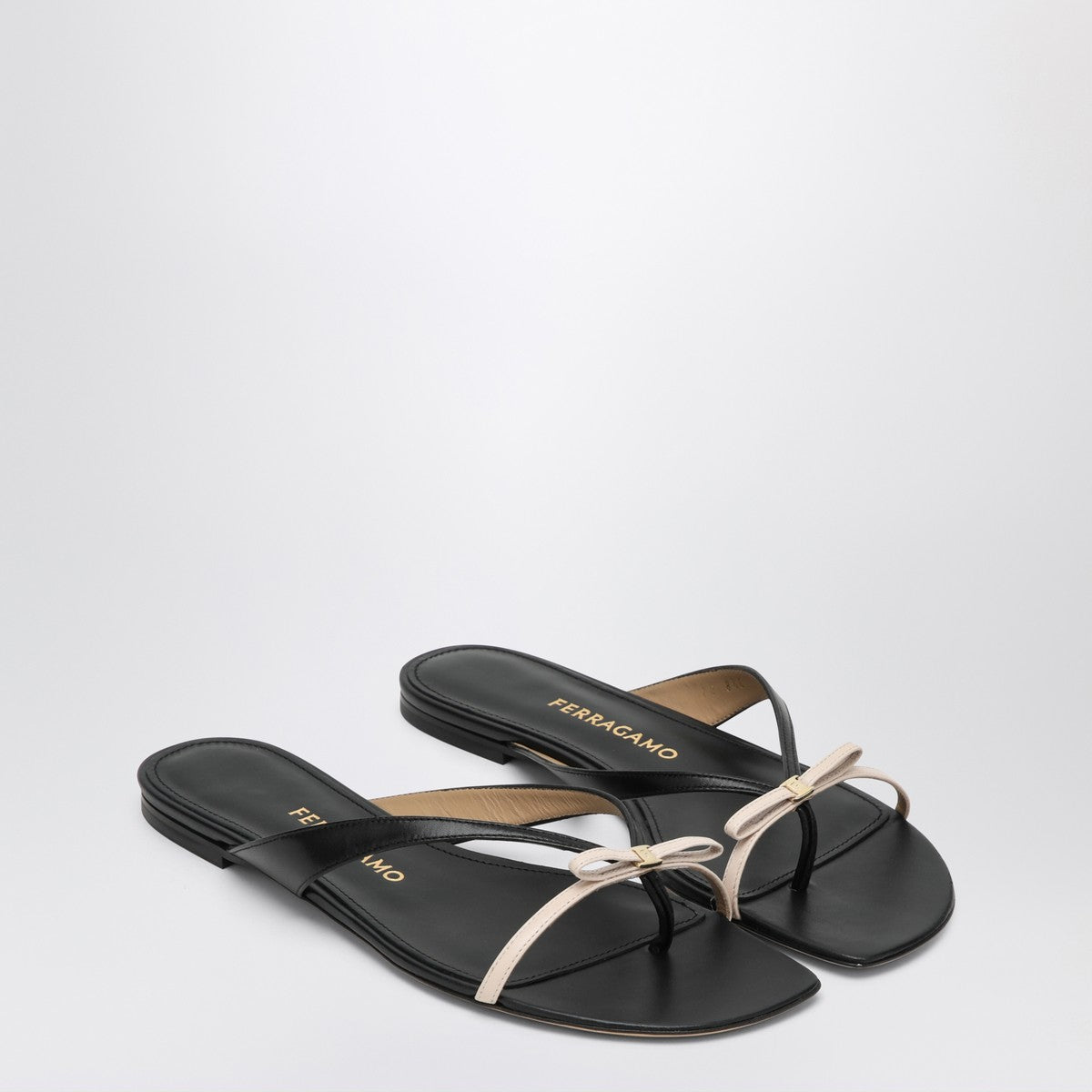 Ferragamo Ferragamo Mini Bow flip-flop black and powdery / regular fit
