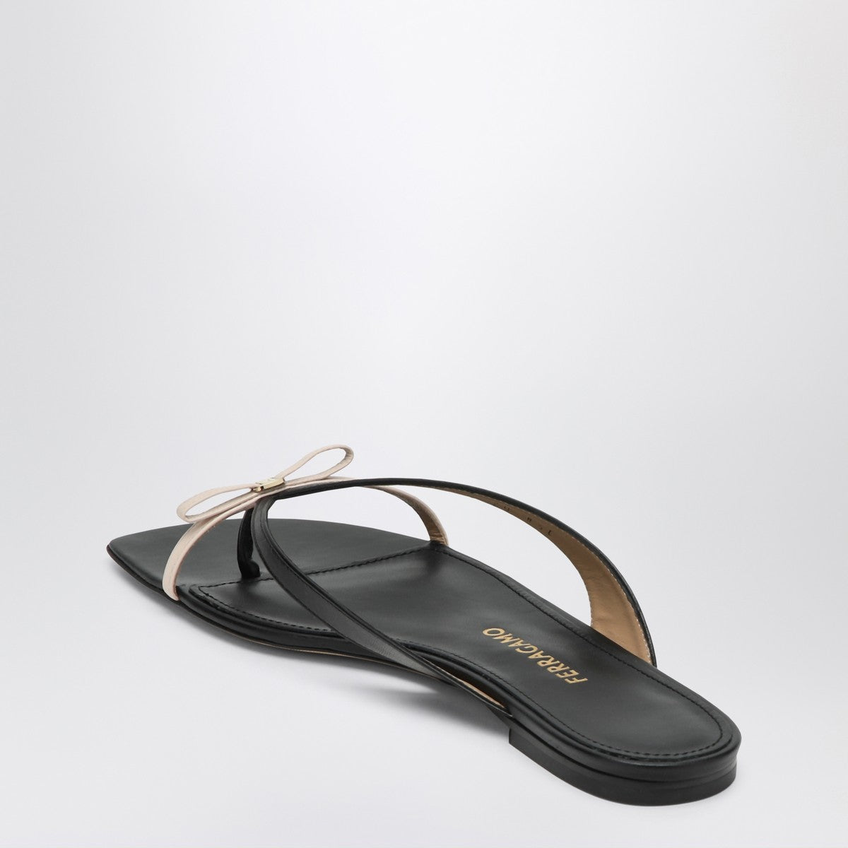 Ferragamo Ferragamo Mini Bow flip-flop black and powdery / regular fit
