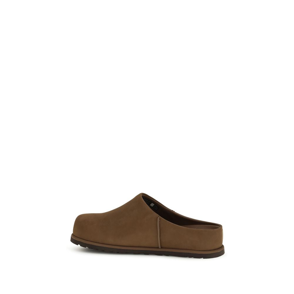حذاء UGG بني اللون من جلد العجل، طراز Bos Taurus، مفتوح من الخلف
