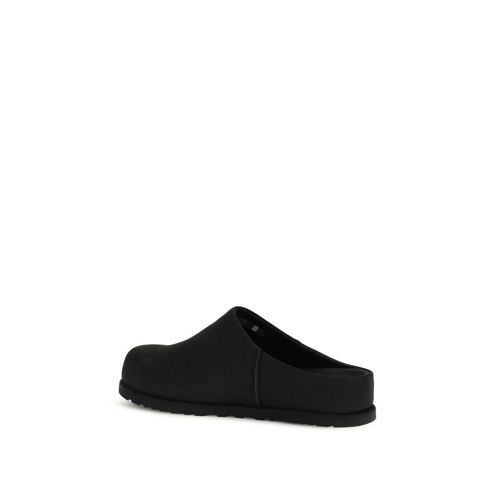 شبشب UGG أسود من جلد عجل البقر