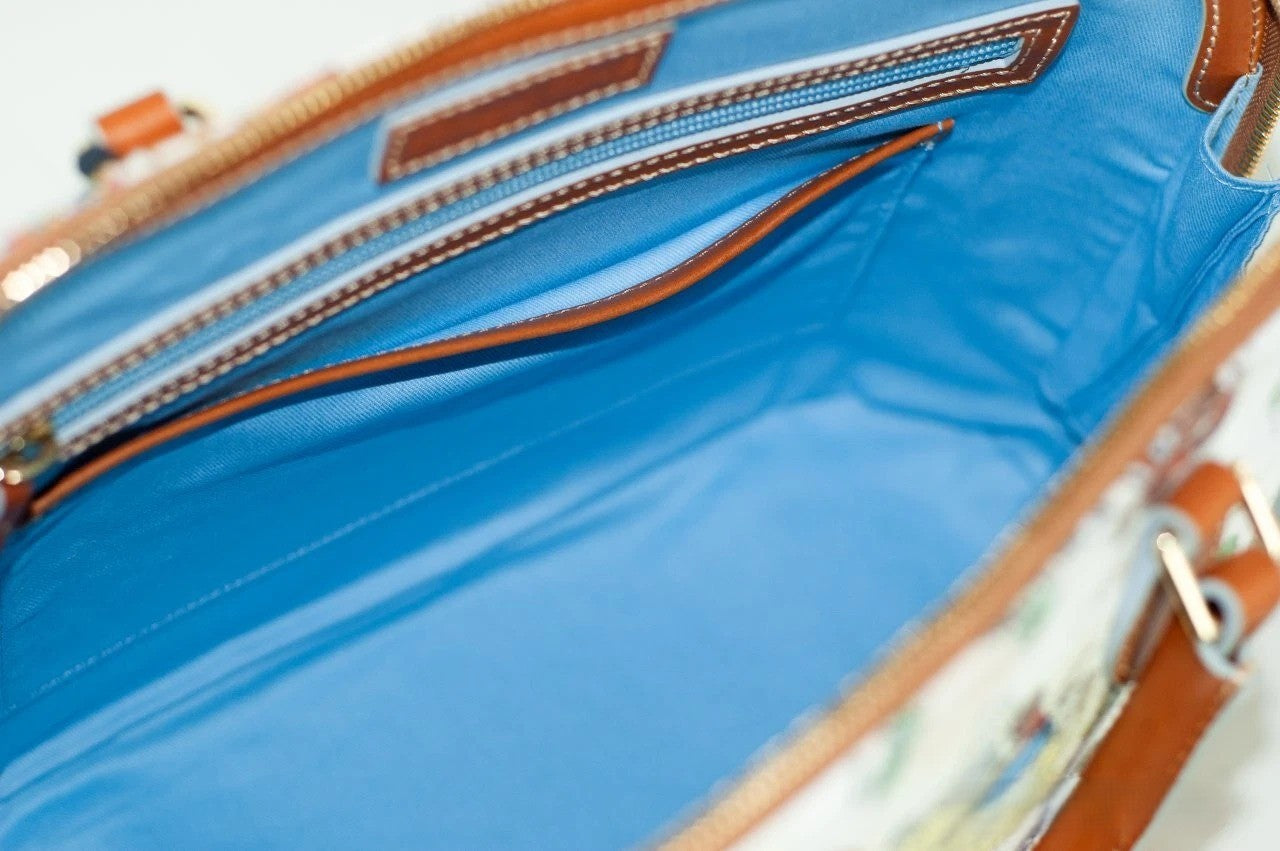 حقيبة يد كروسبودي ساتشل من Dooney & Bourke Disney Pixar Maps