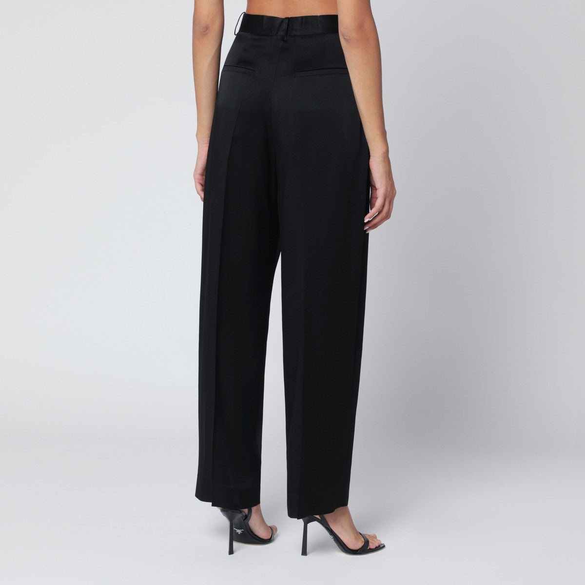 Victoria Beckham Victoria Beckham Black pleated trousers in crêpe satin